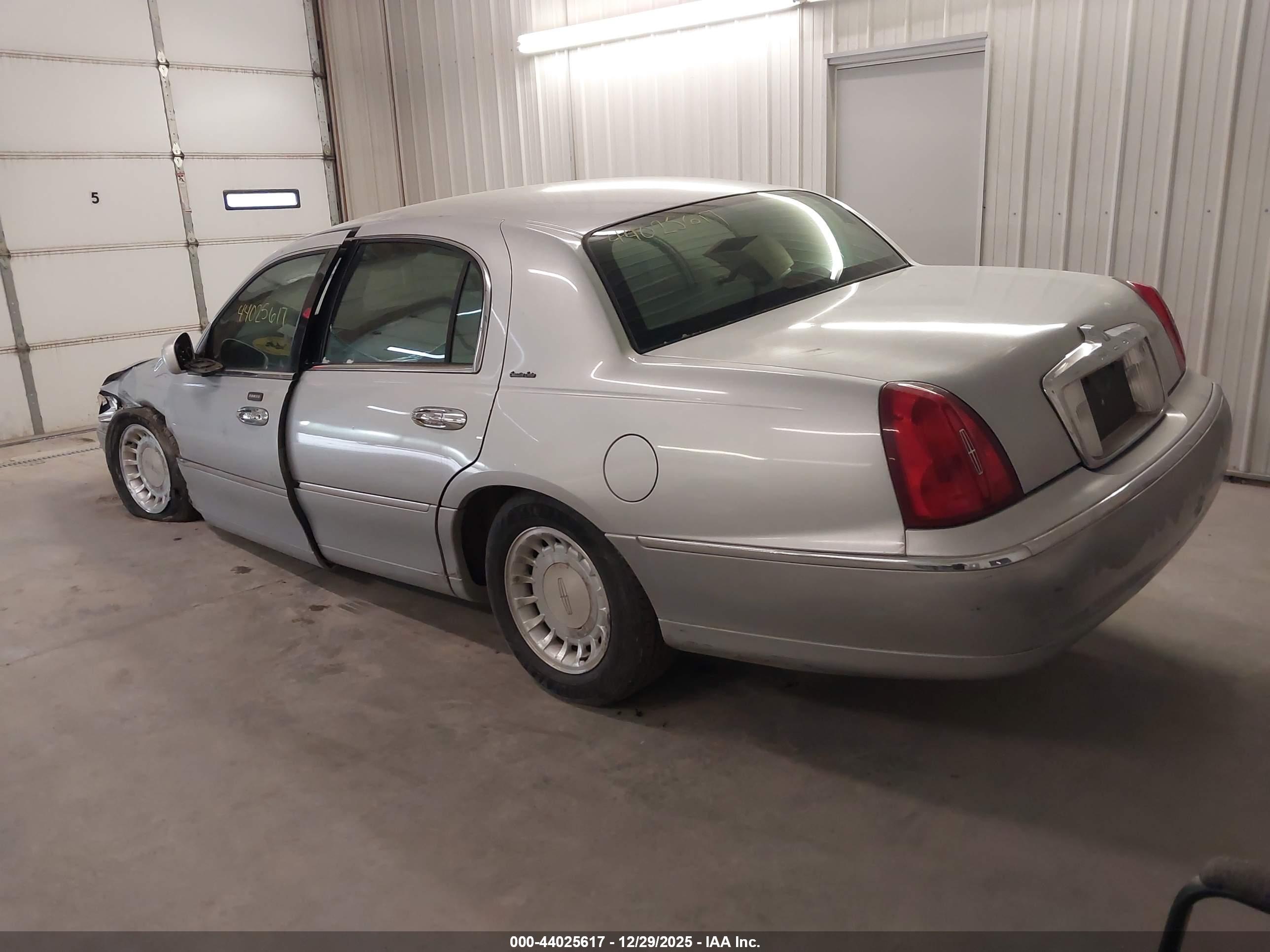 LINCOLN TOWN image 3
