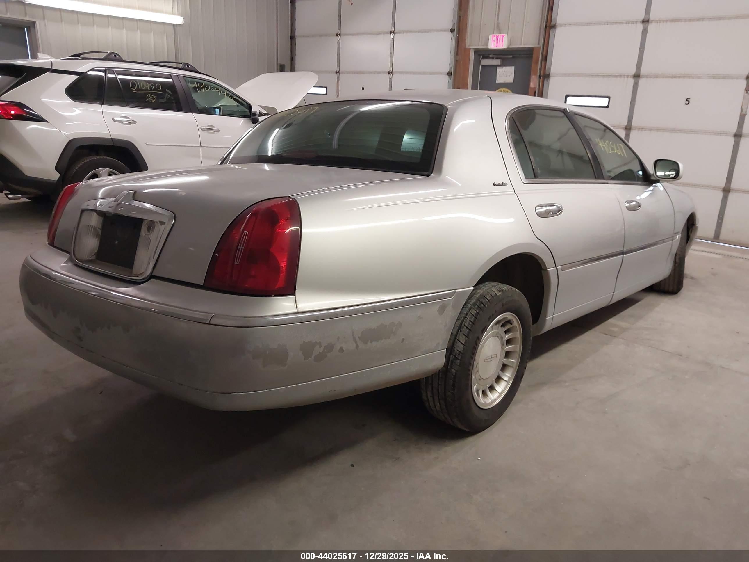 LINCOLN TOWN image 4