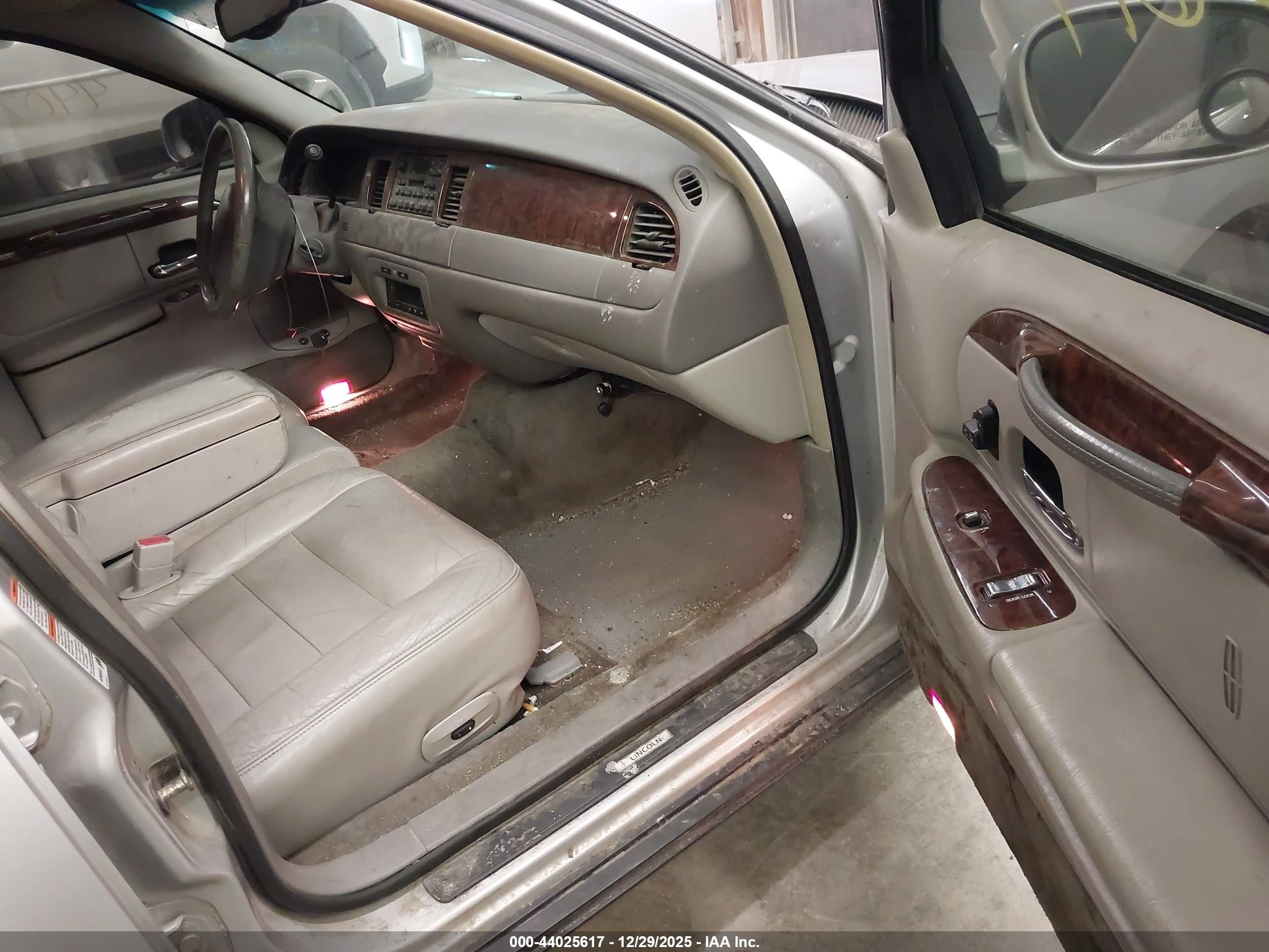LINCOLN TOWN image 5