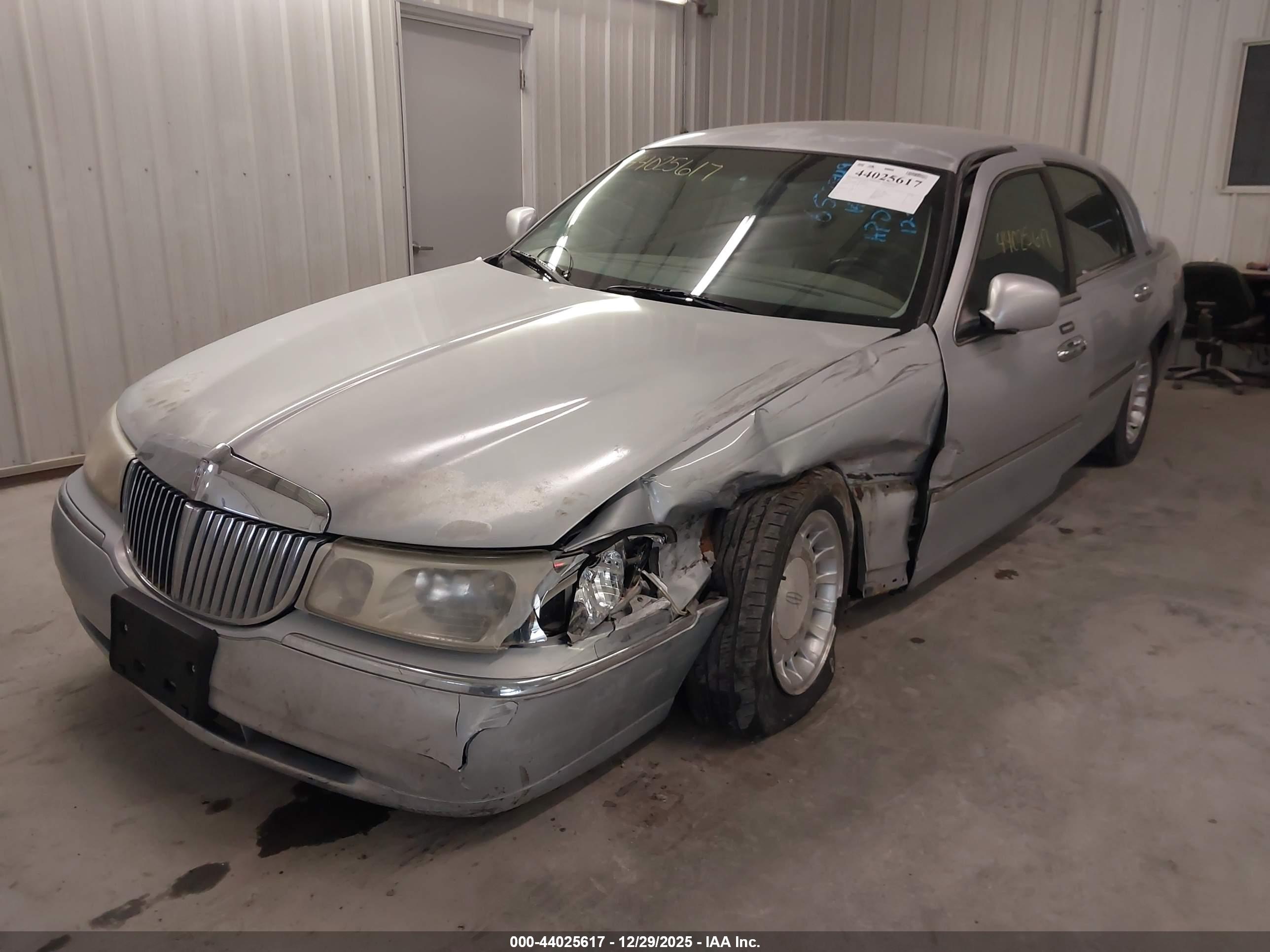 LINCOLN TOWN image 6