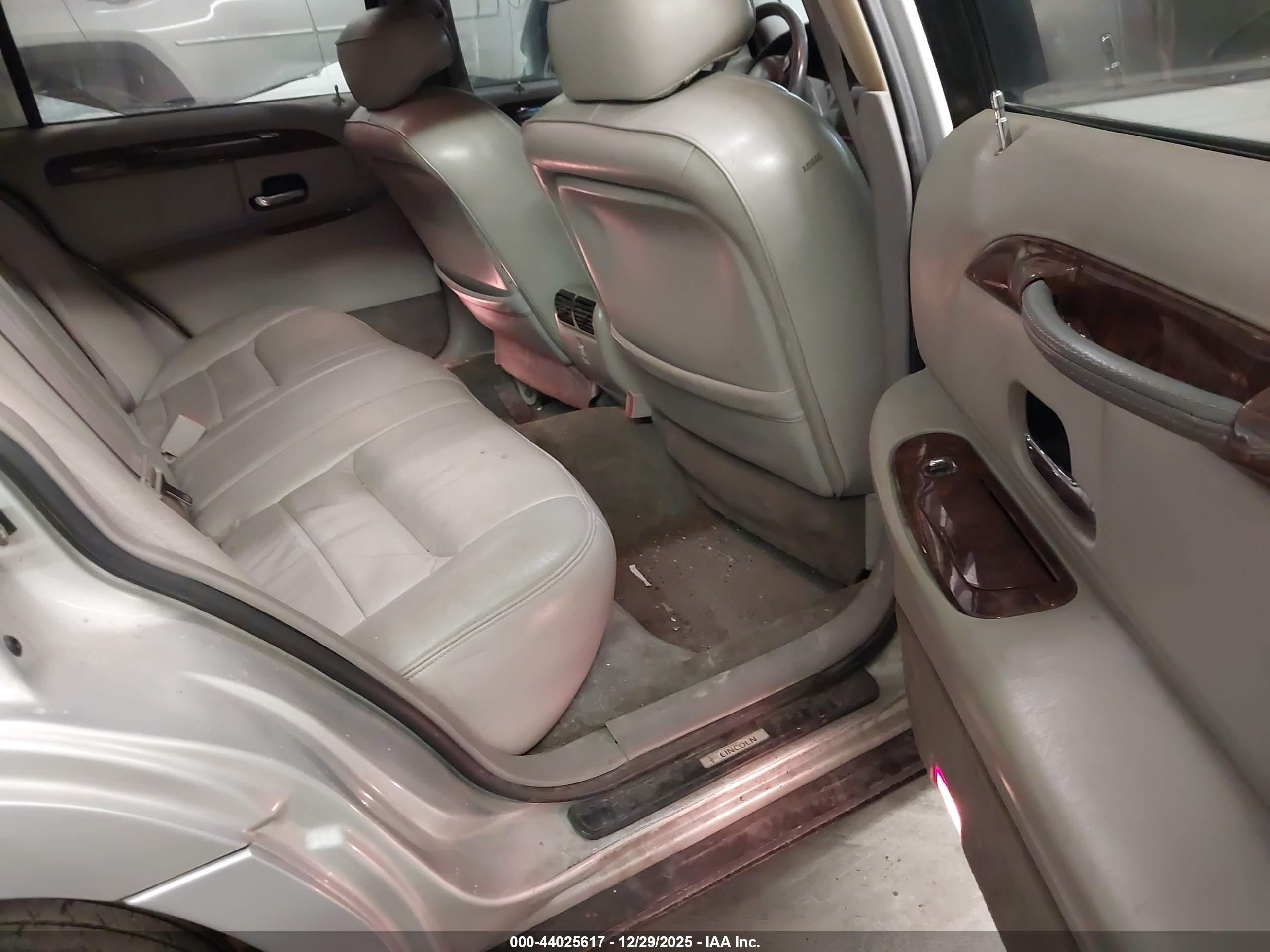 LINCOLN TOWN image 8