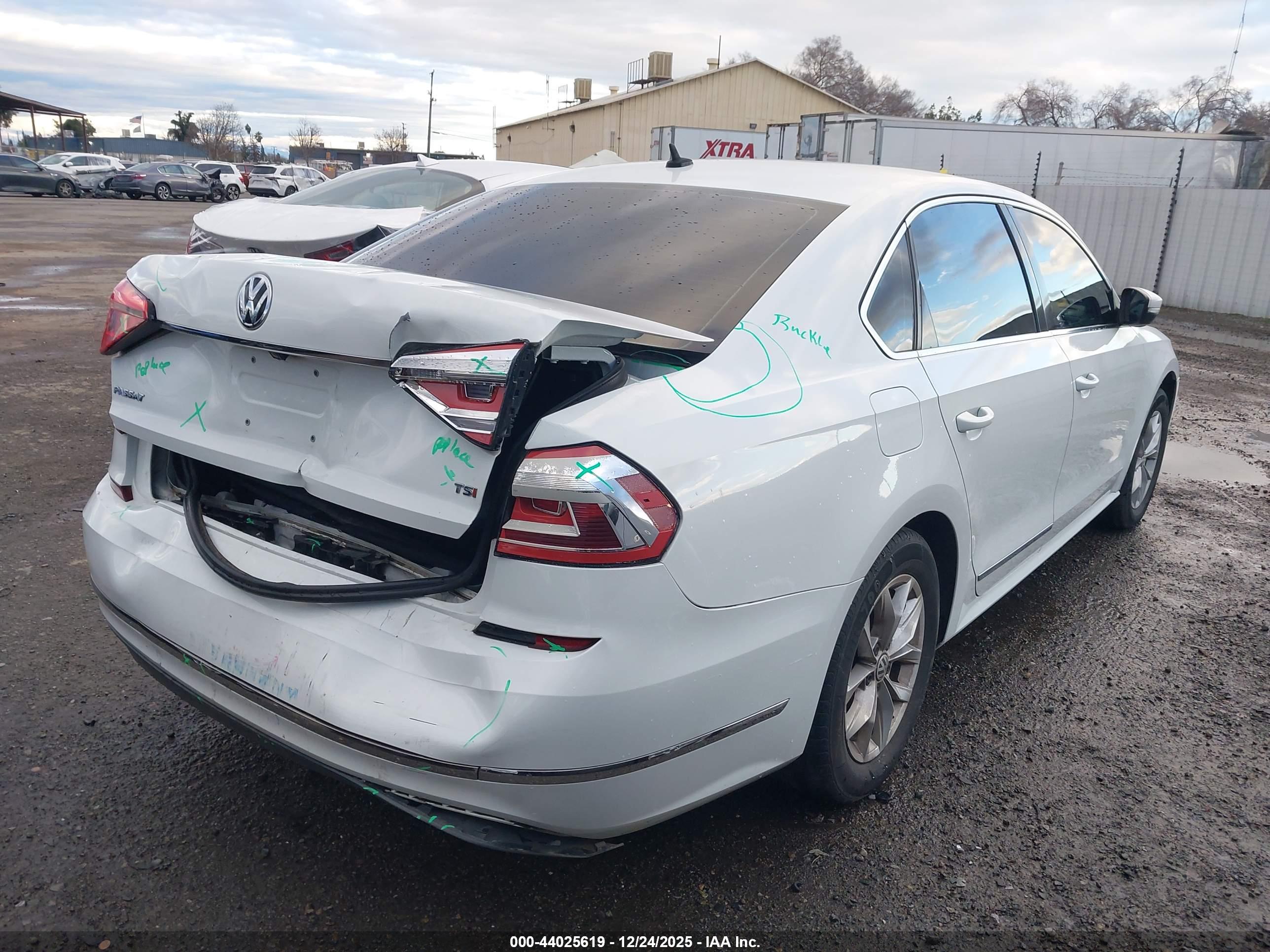 VOLKSWAGEN PASSAT image 4