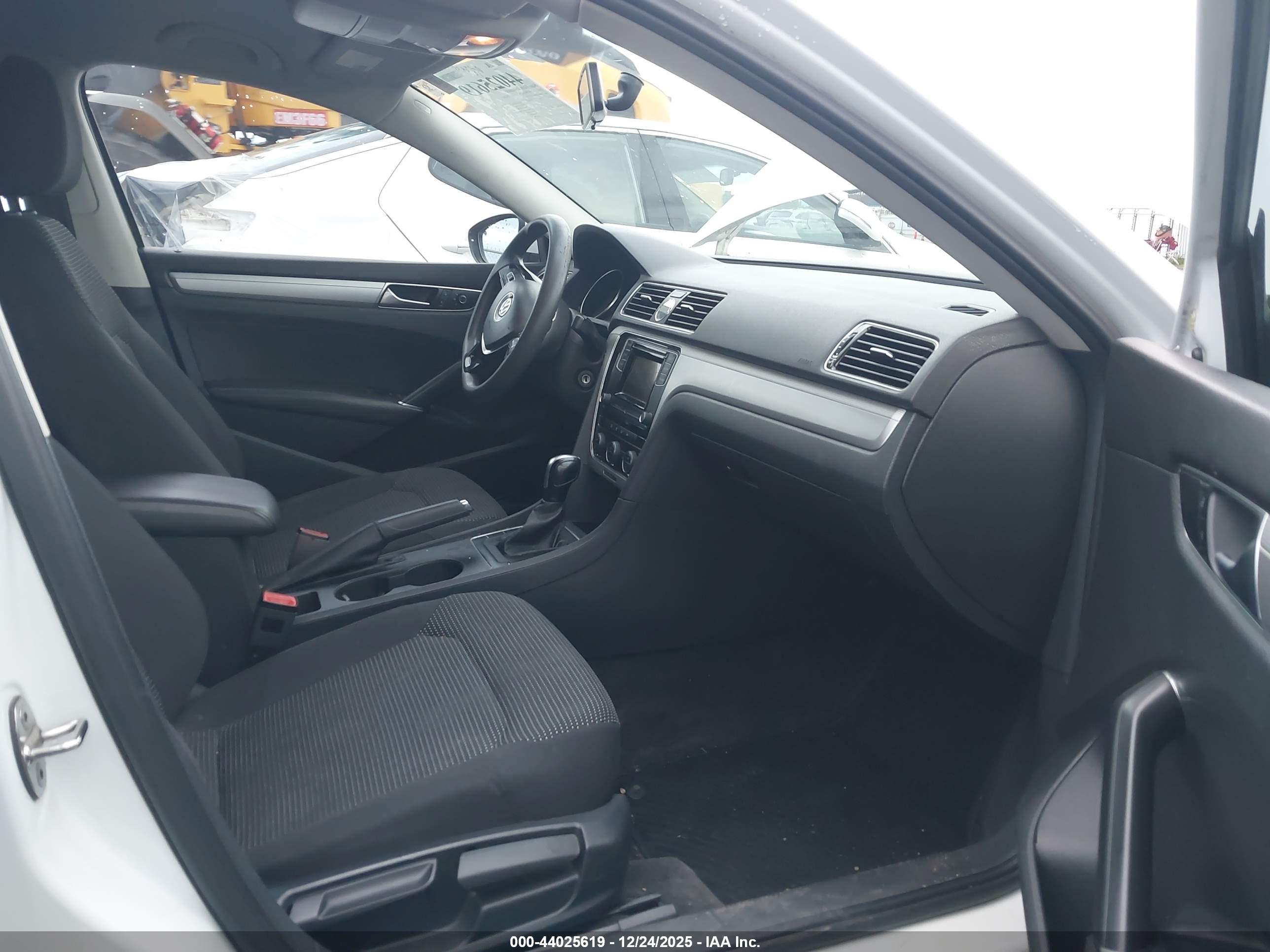VOLKSWAGEN PASSAT image 5