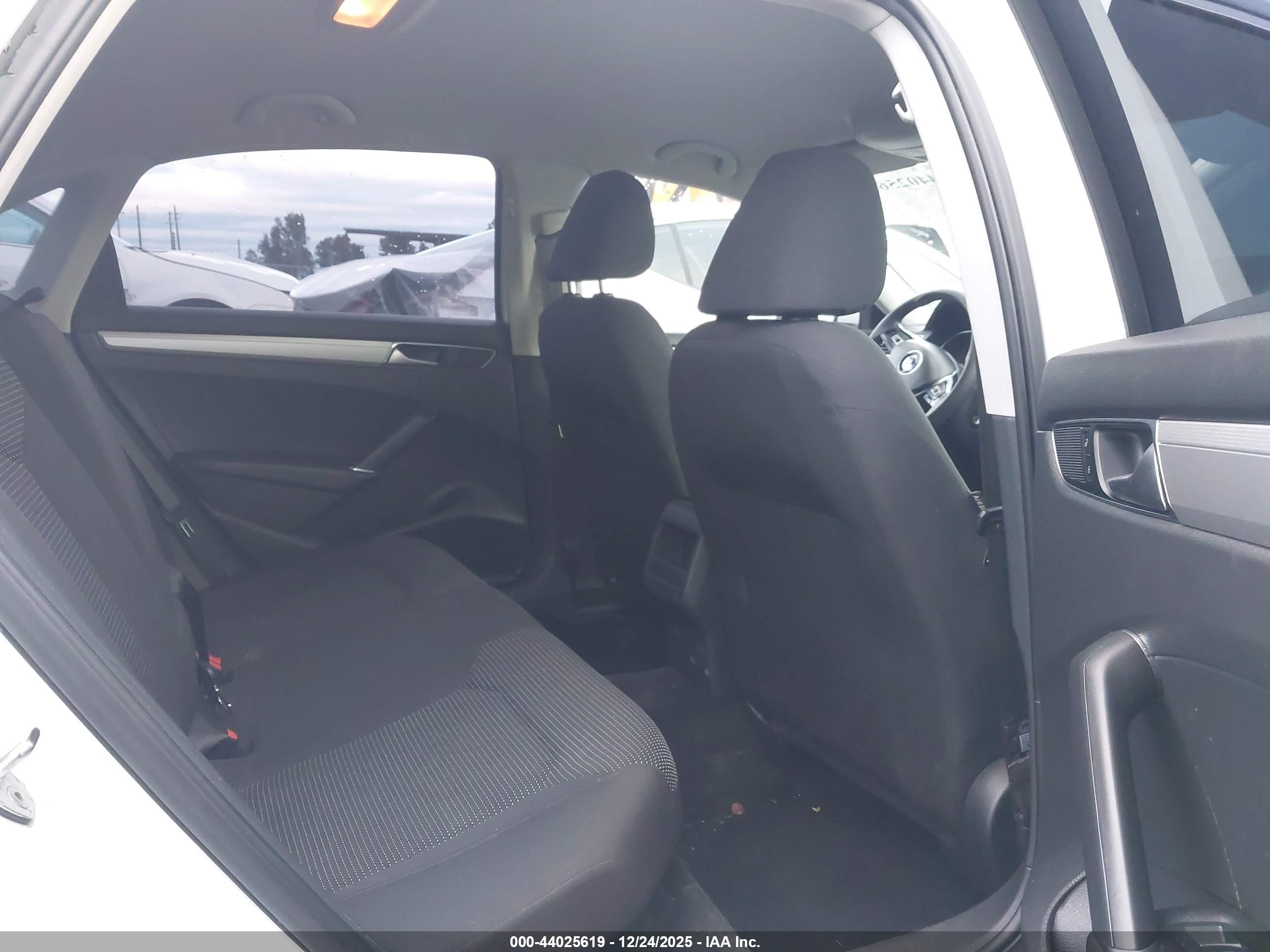 VOLKSWAGEN PASSAT image 8