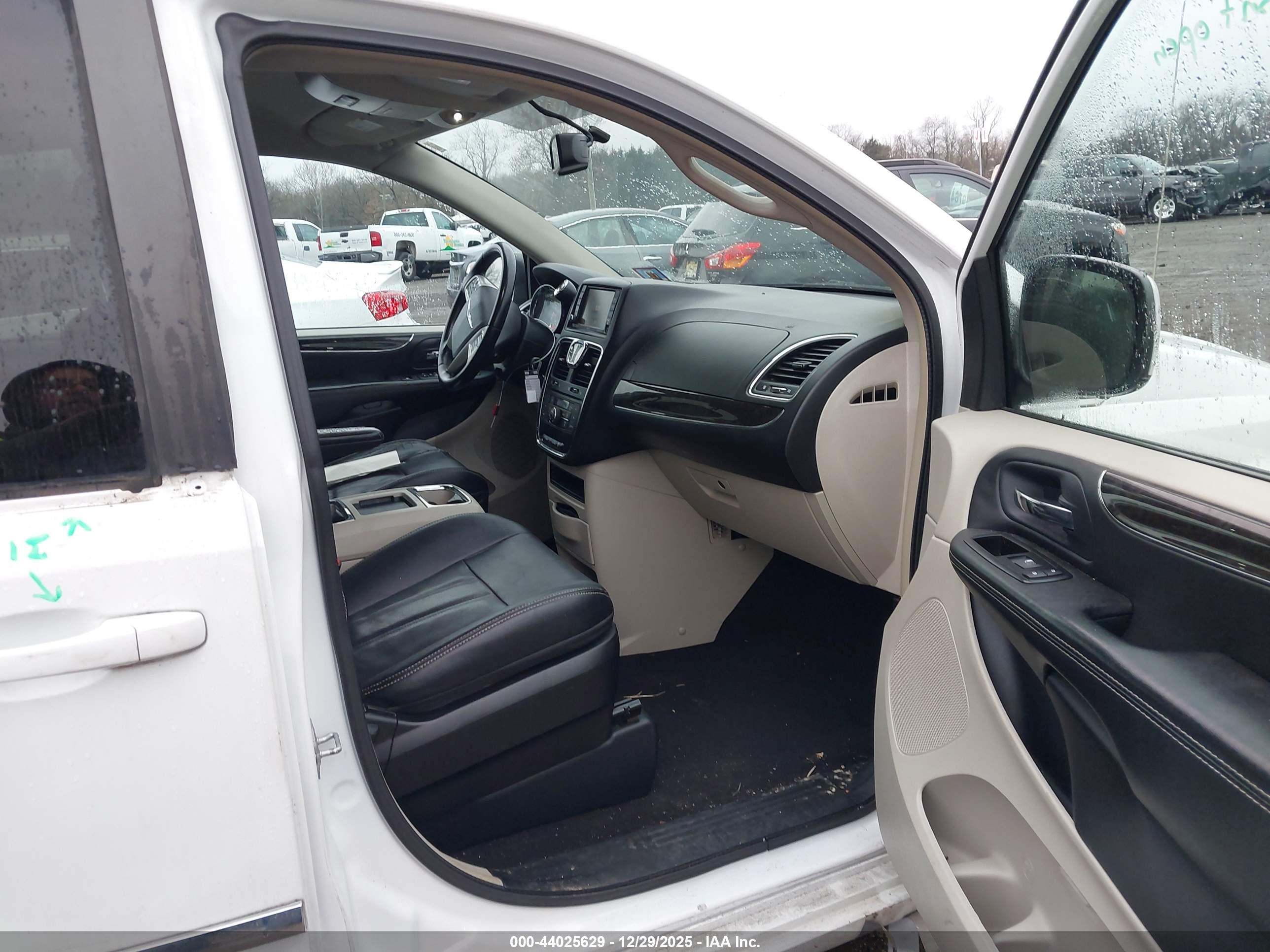 CHRYSLER TOWN image 5
