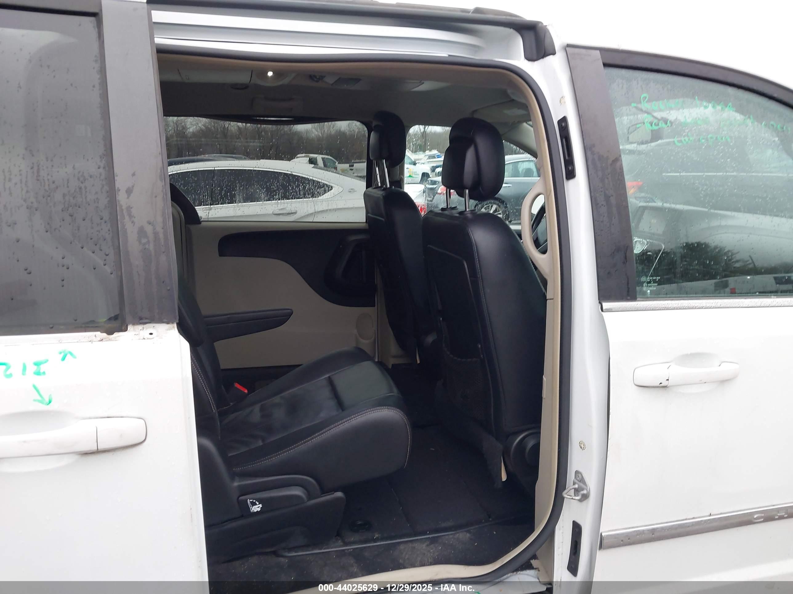 CHRYSLER TOWN image 8