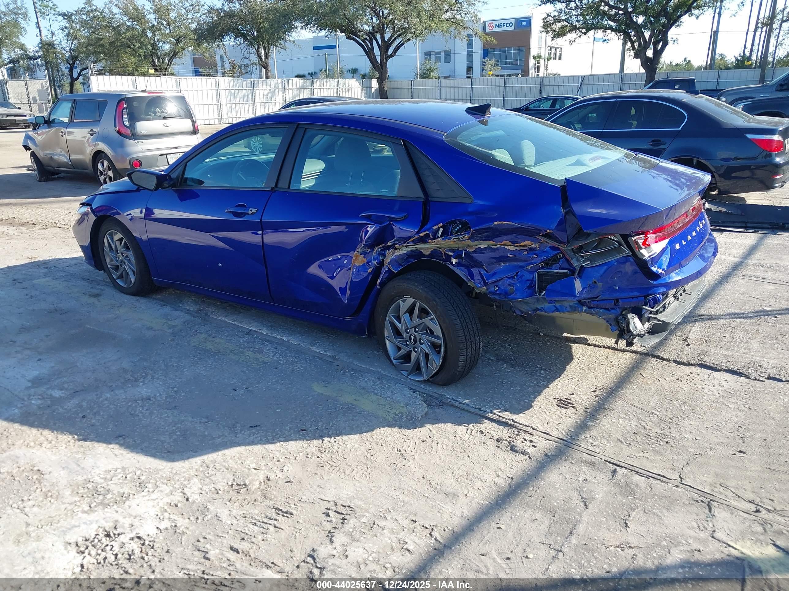HYUNDAI ELANTRA image 3