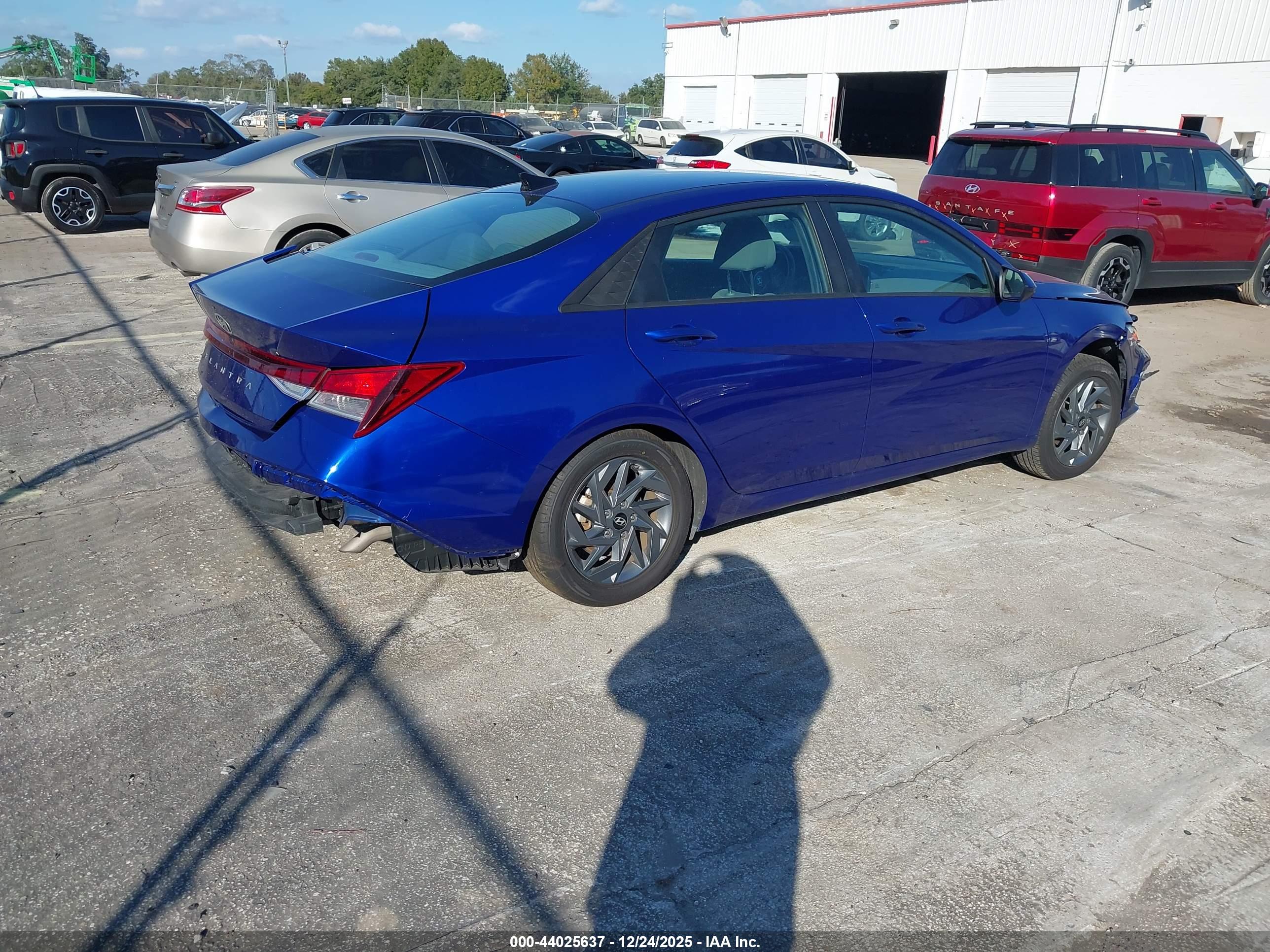 HYUNDAI ELANTRA image 4