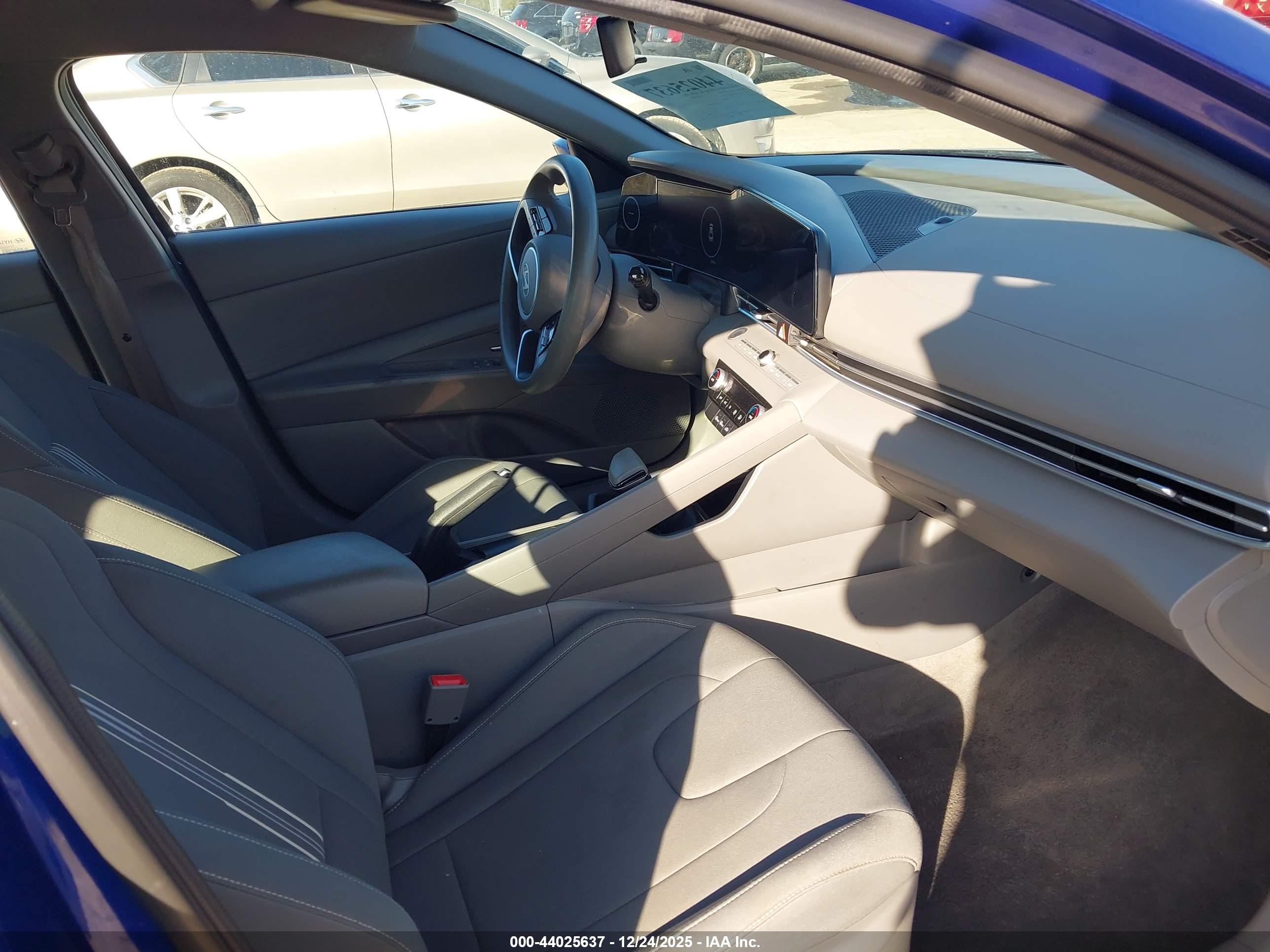 HYUNDAI ELANTRA image 5