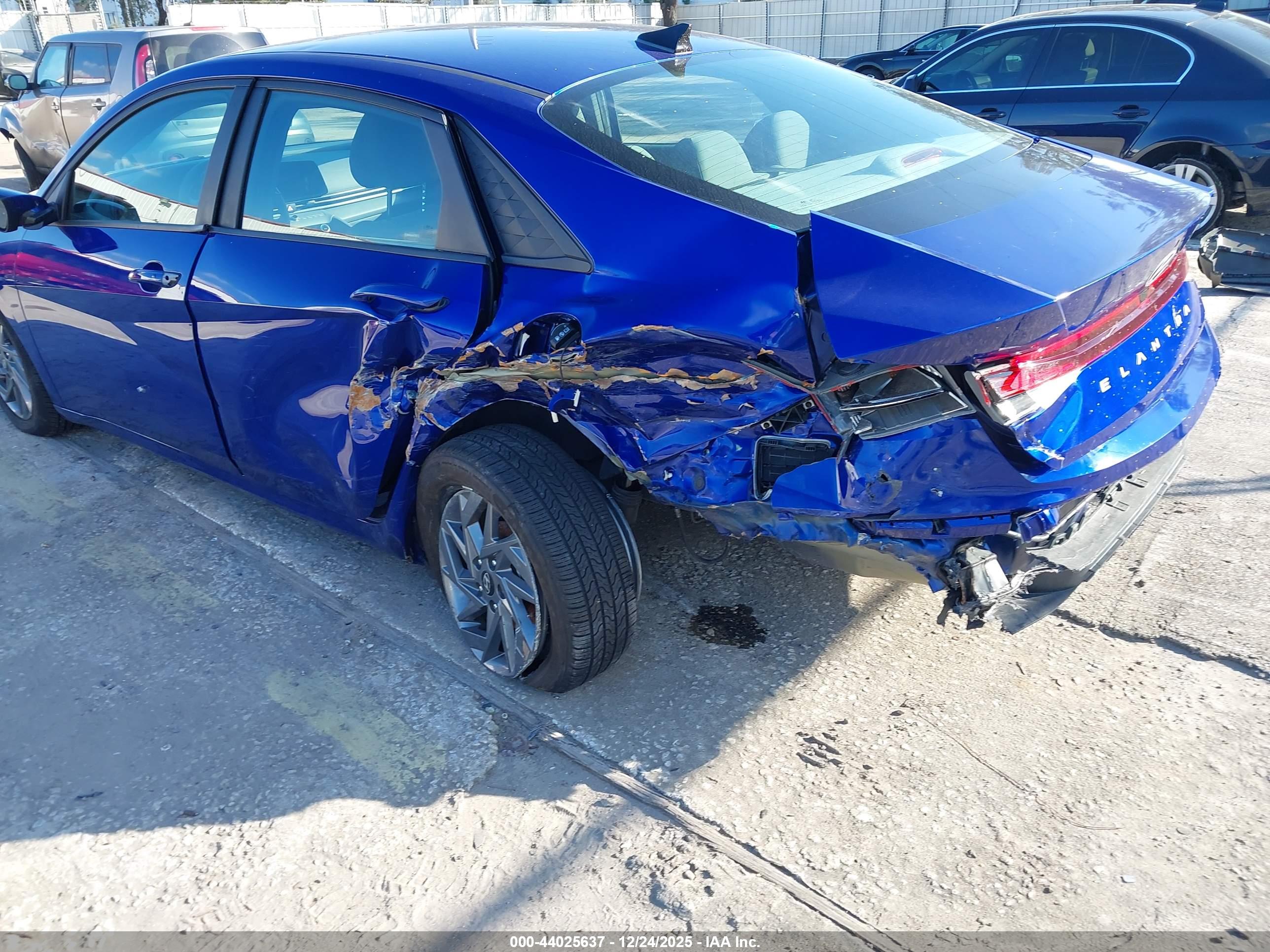 HYUNDAI ELANTRA image 6