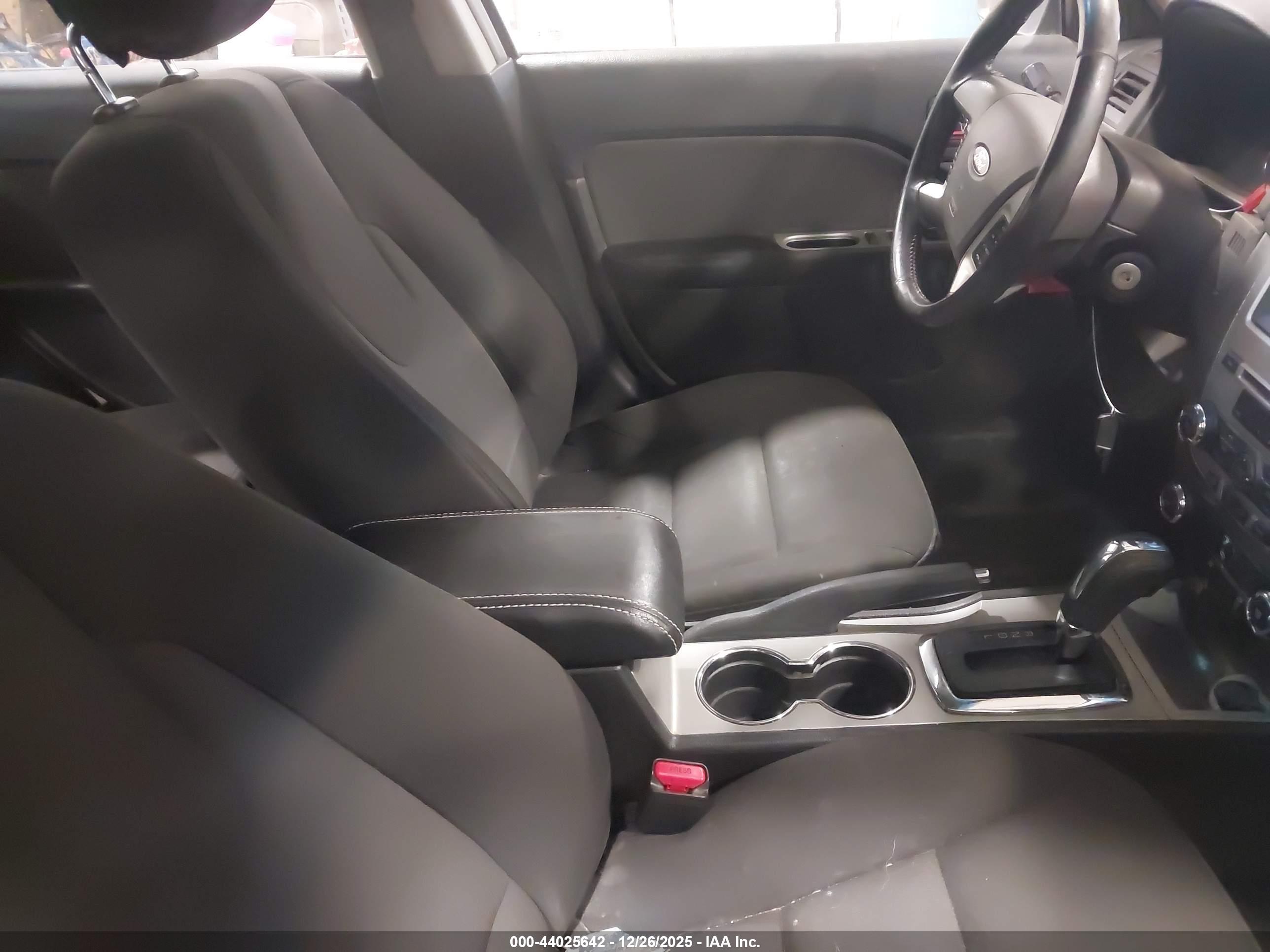 FORD FUSION image 5