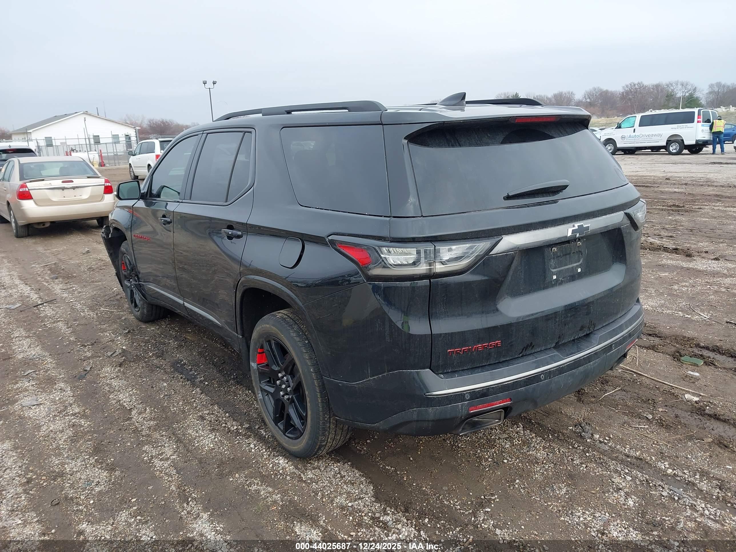 CHEVROLET TRAVERSE image 3
