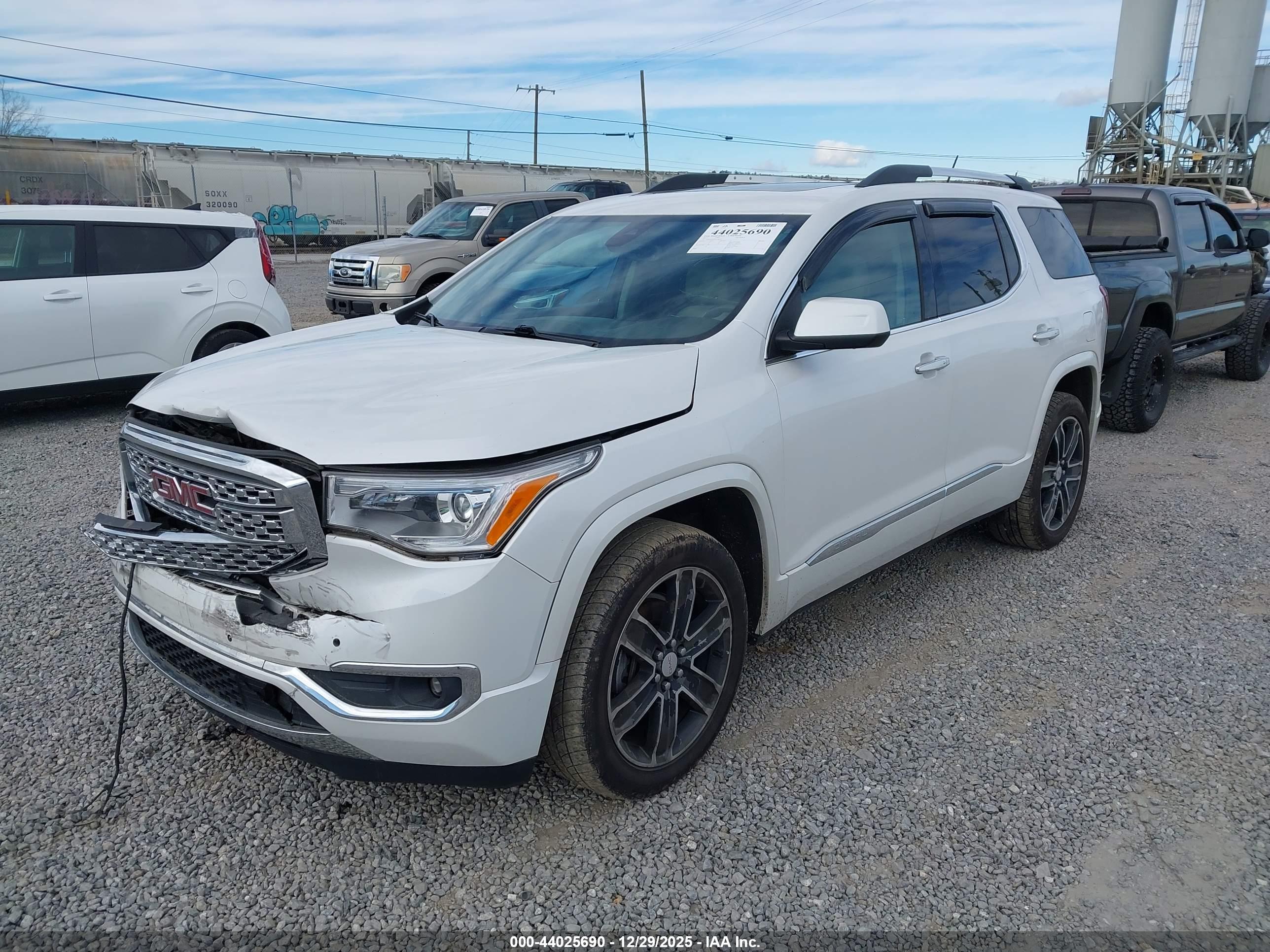 GMC ACADIA image 2