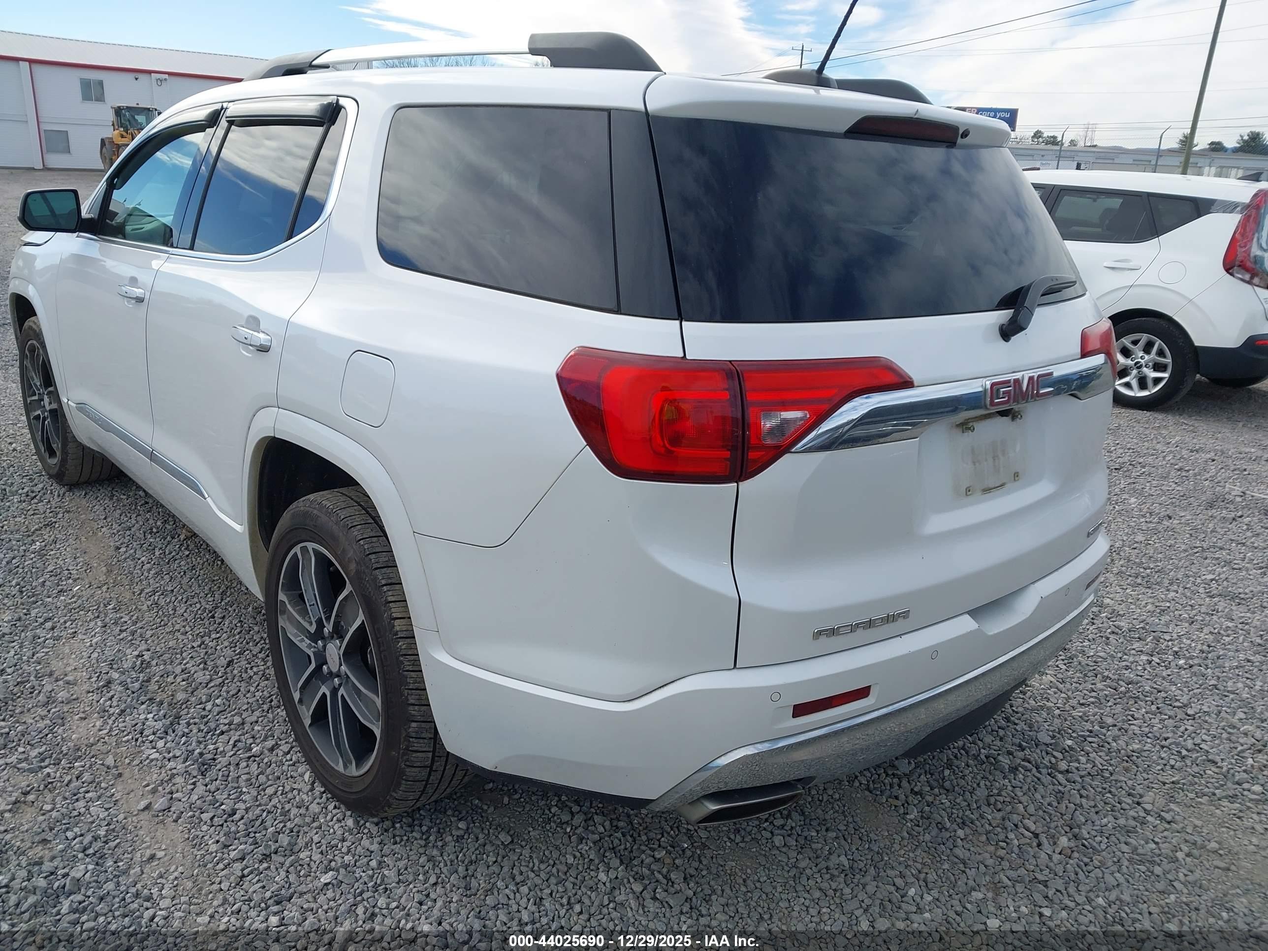 GMC ACADIA image 3