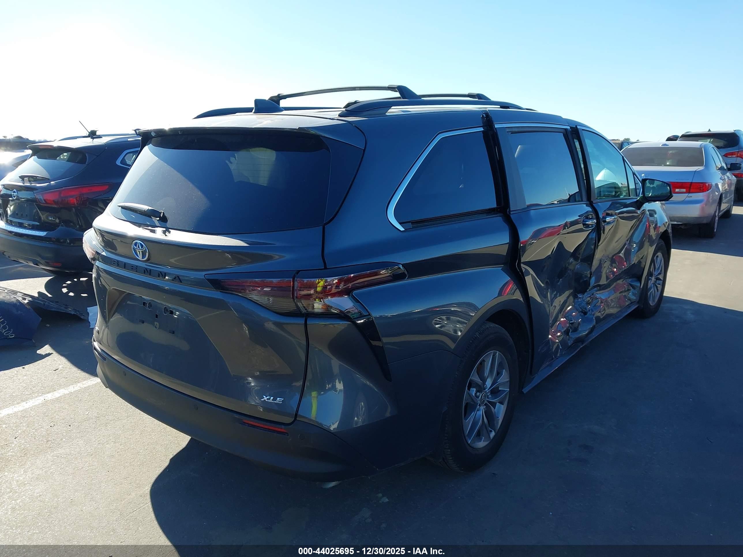 TOYOTA SIENNA image 4