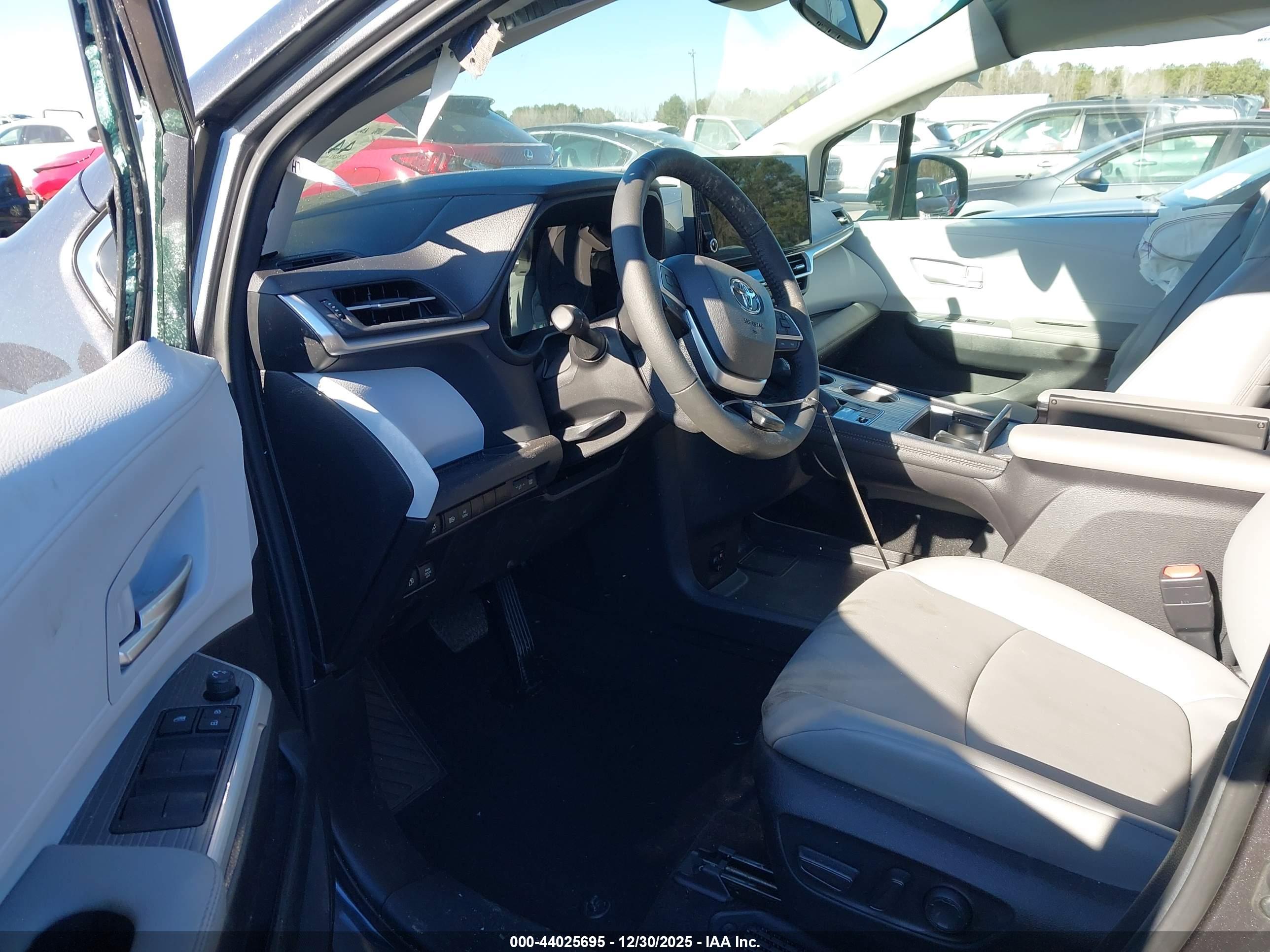 TOYOTA SIENNA image 5