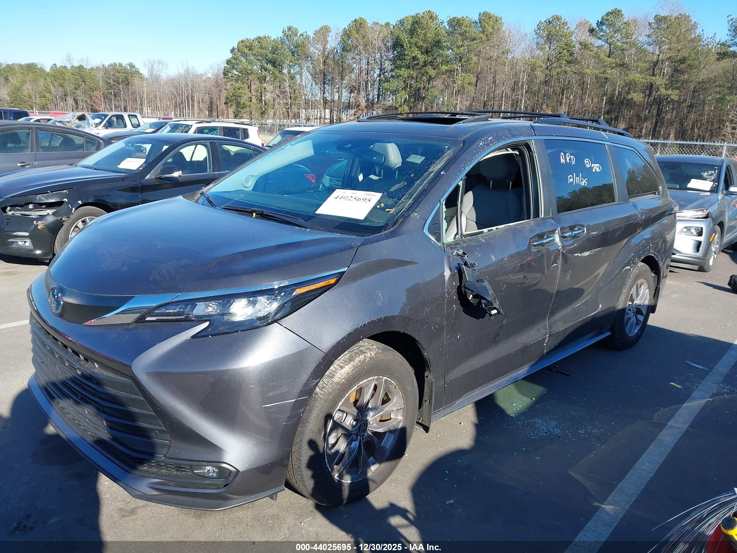 TOYOTA SIENNA image 6