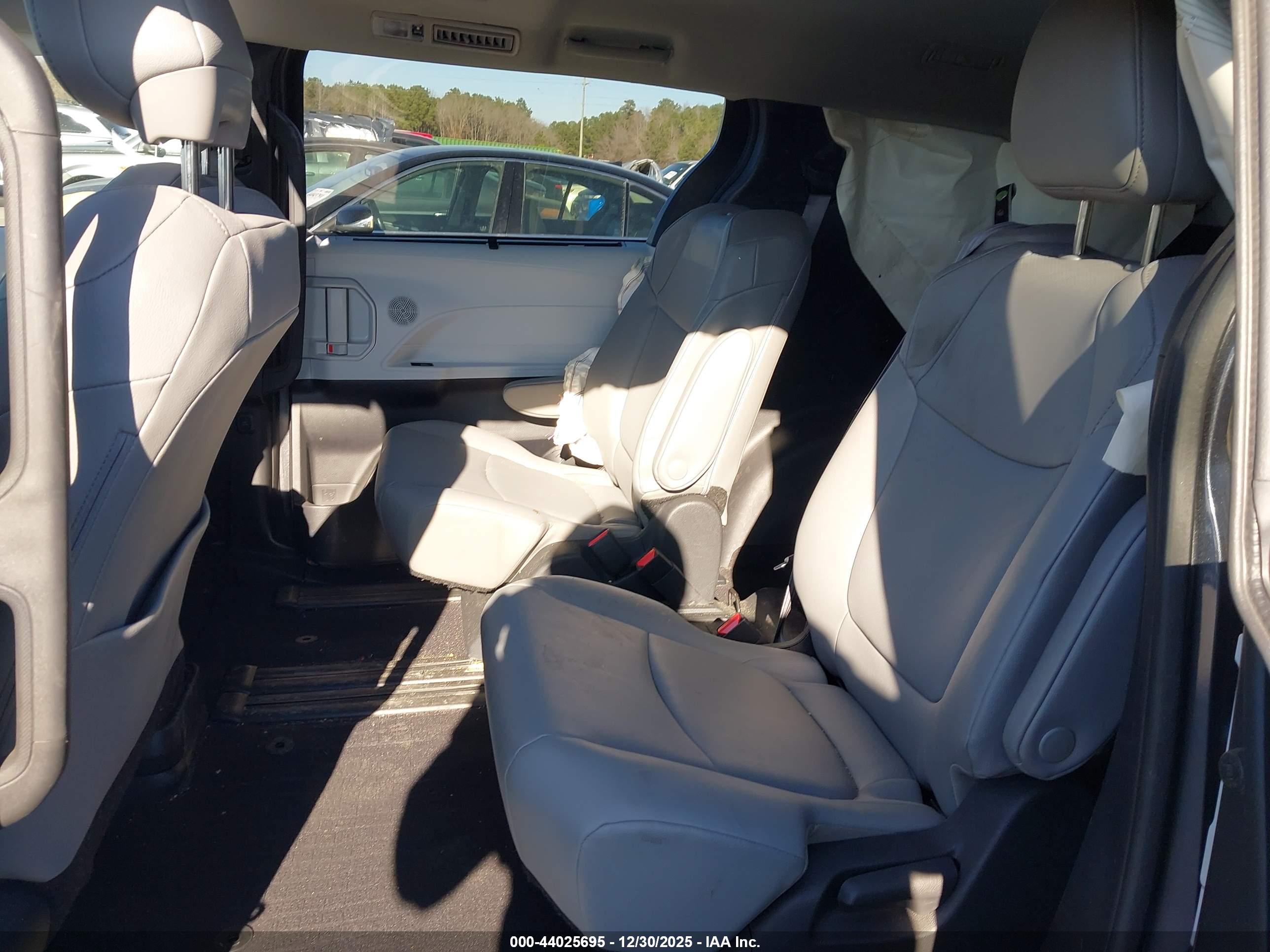 TOYOTA SIENNA image 8
