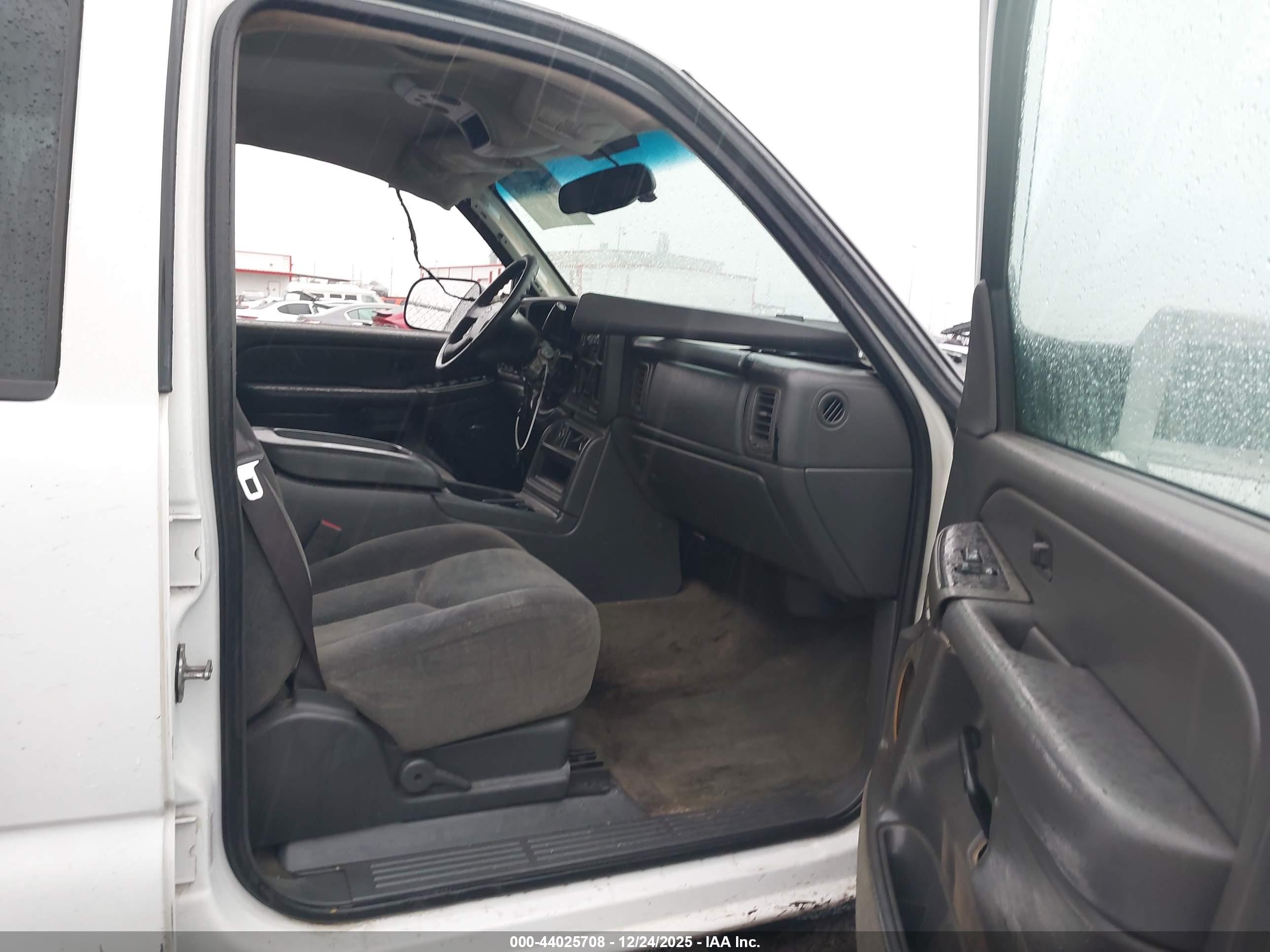 CHEVROLET SILVERADO image 5