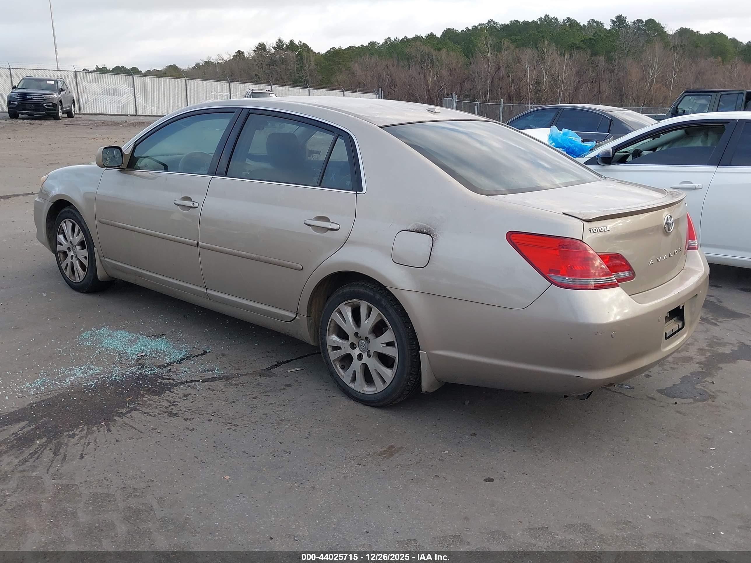 TOYOTA AVALON image 3