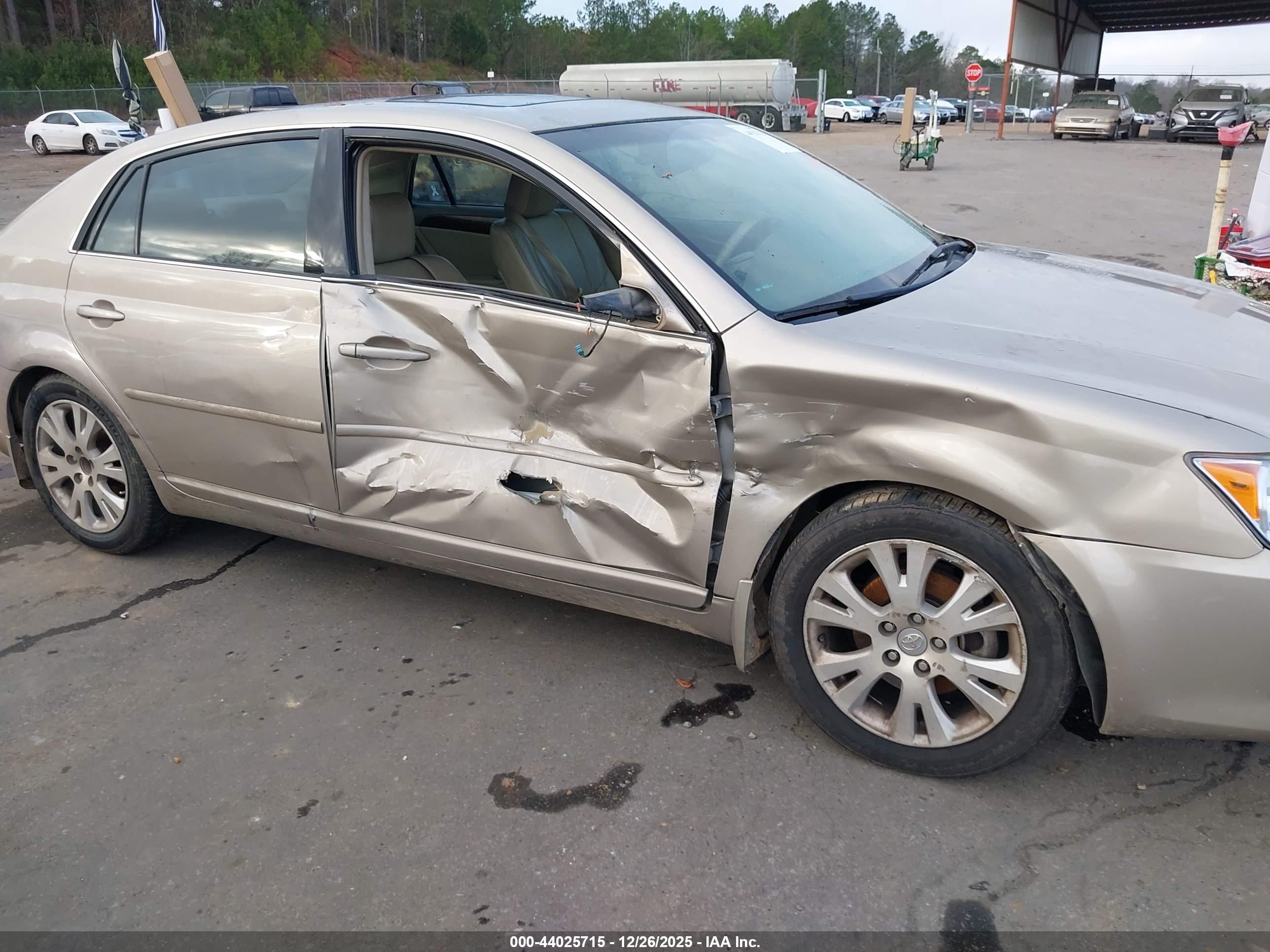 TOYOTA AVALON image 6