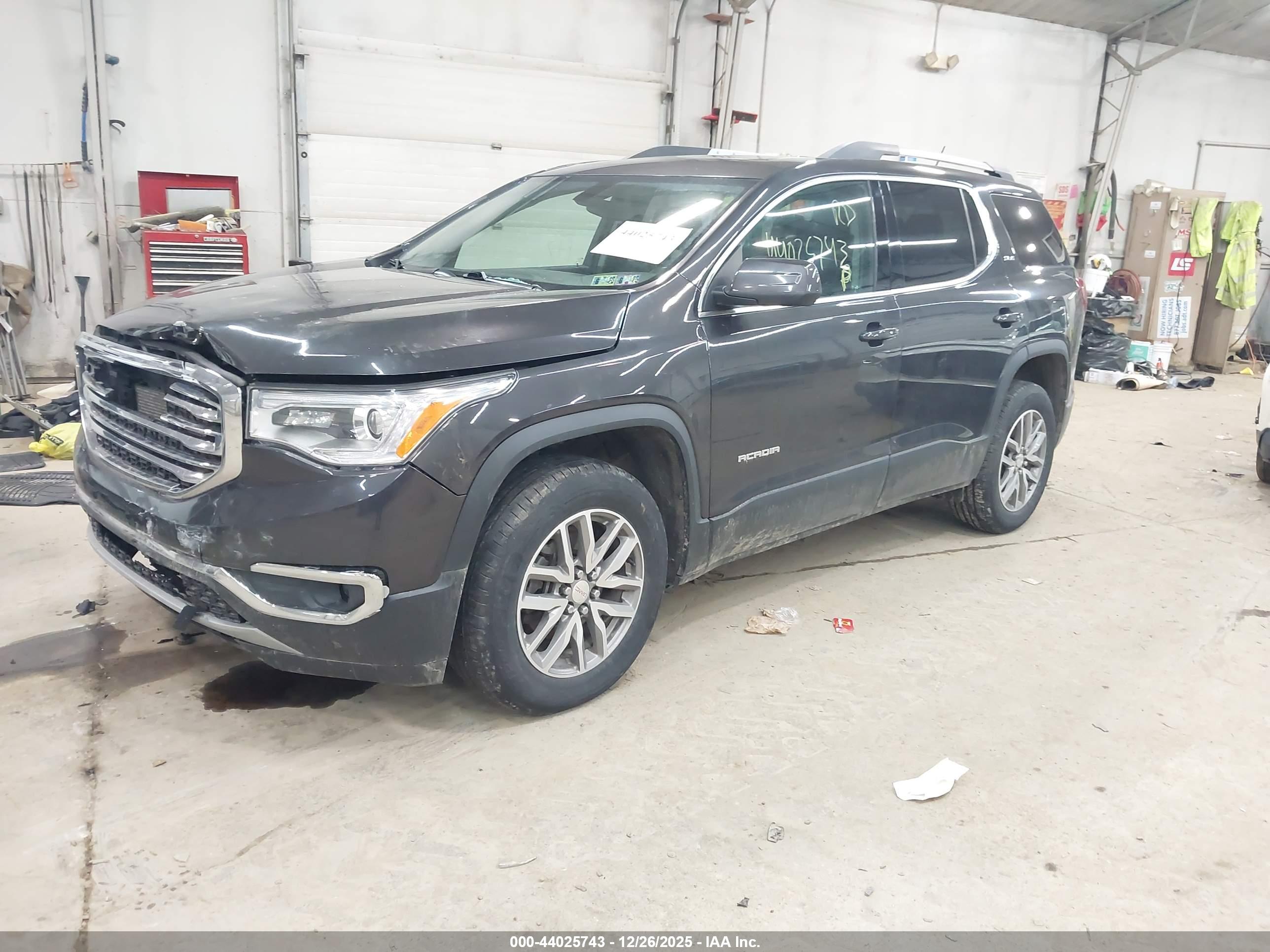 GMC ACADIA image 2