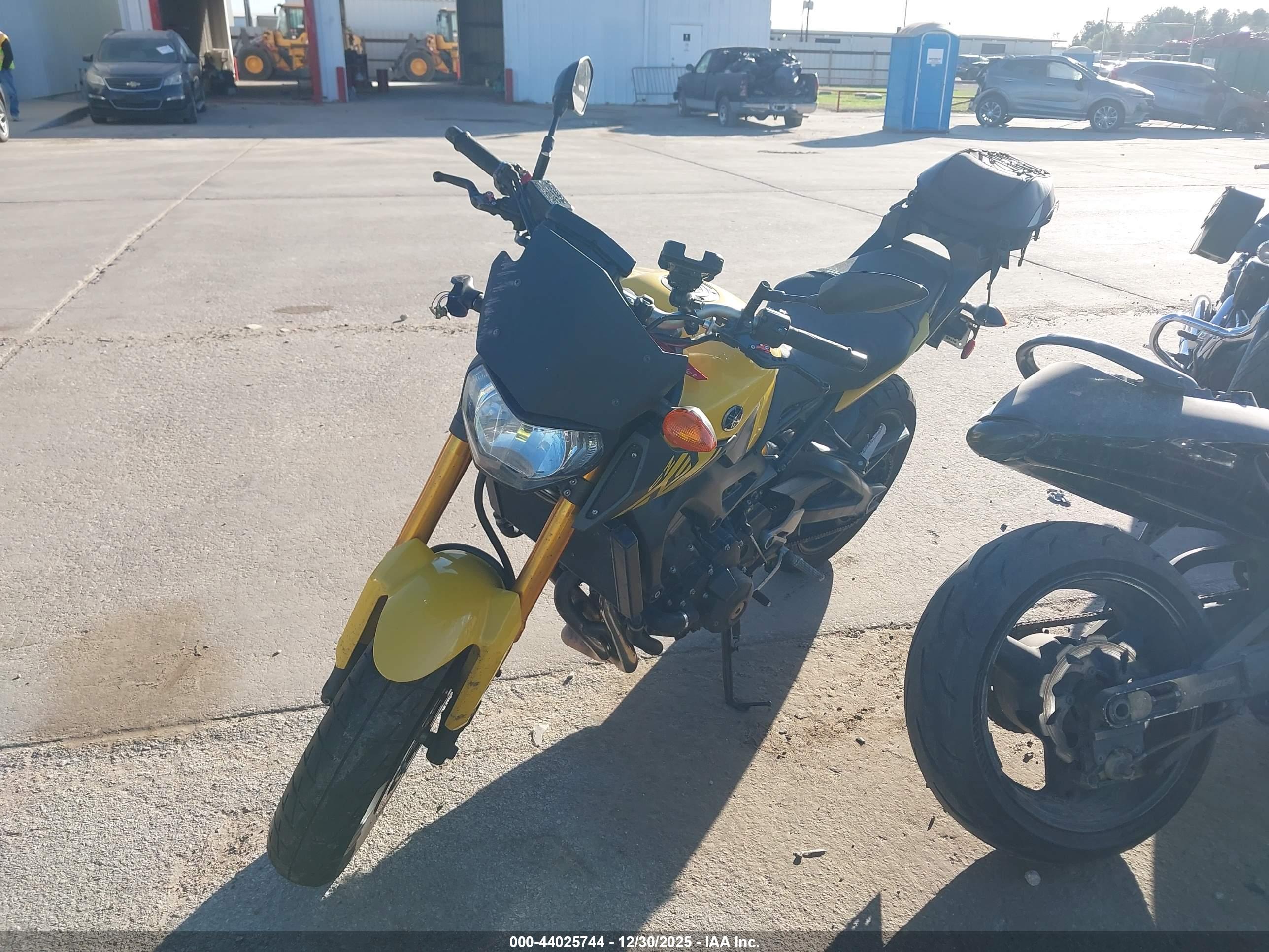 YAMAHA FZ09 image 2