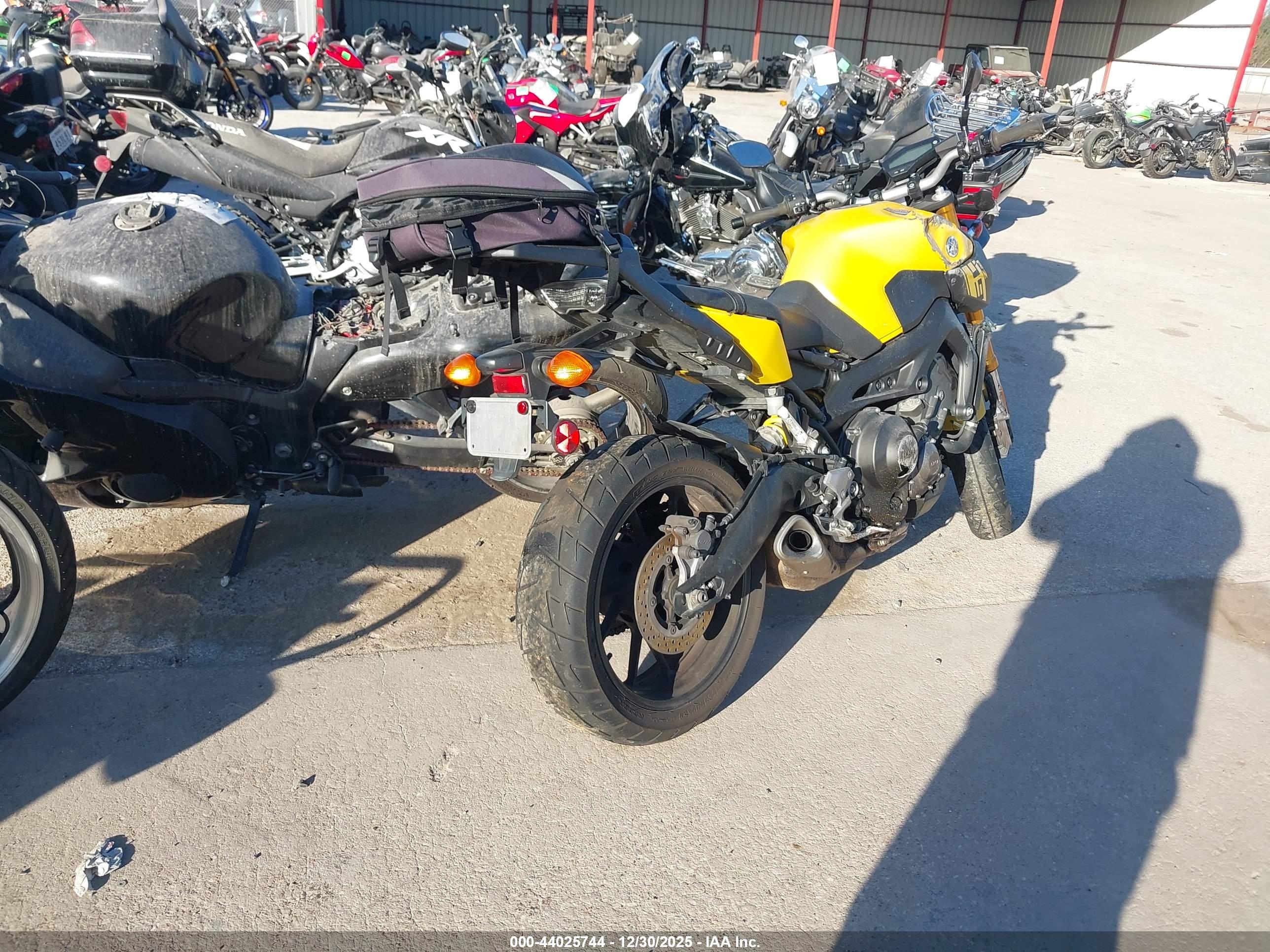 YAMAHA FZ09 image 4