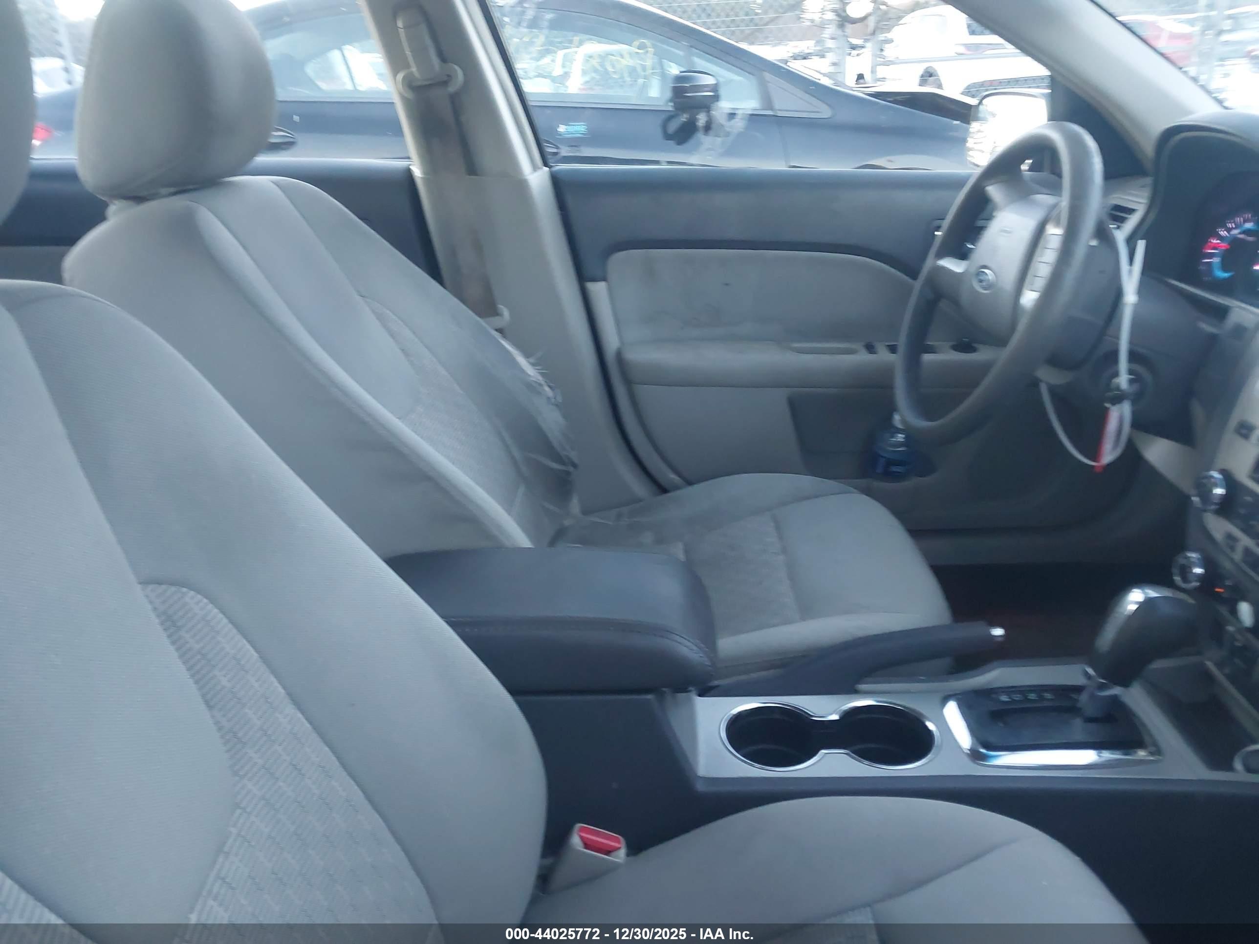 FORD FUSION image 5