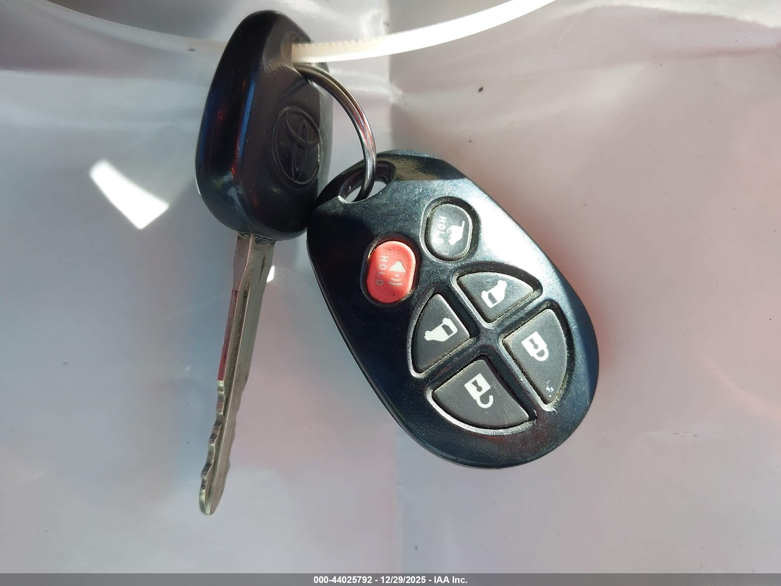 TOYOTA SIENNA image 11