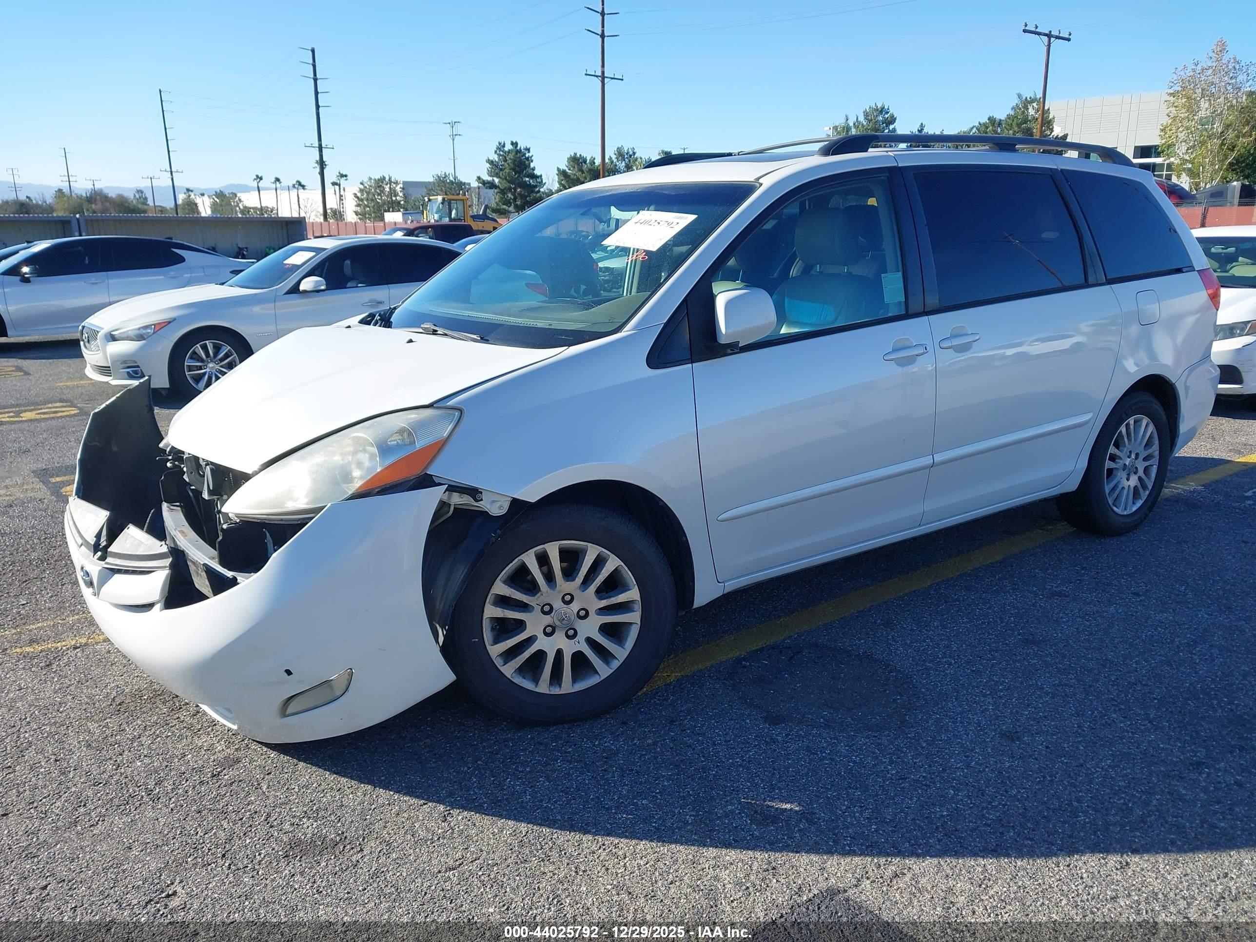TOYOTA SIENNA image 2