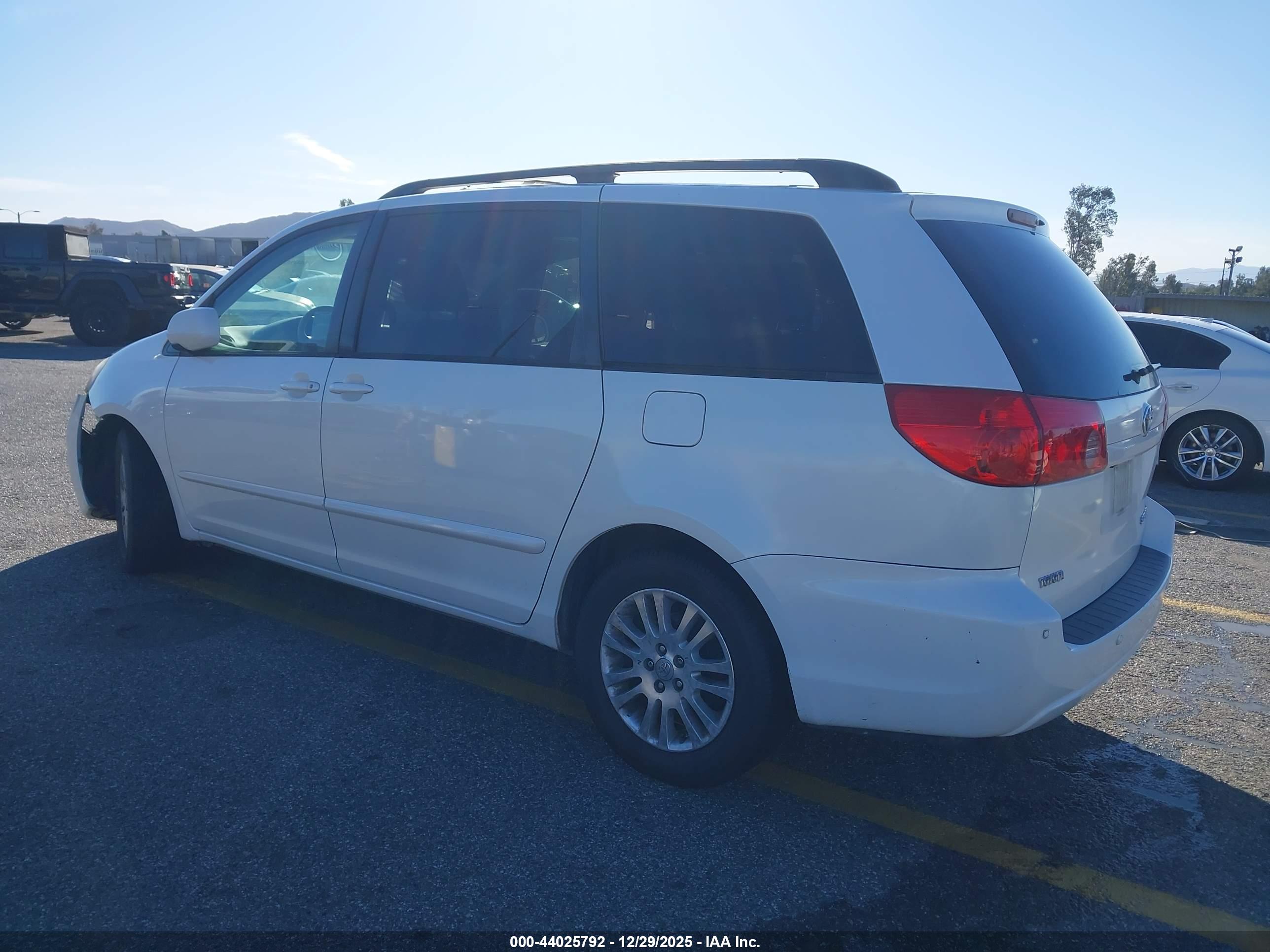 TOYOTA SIENNA image 3