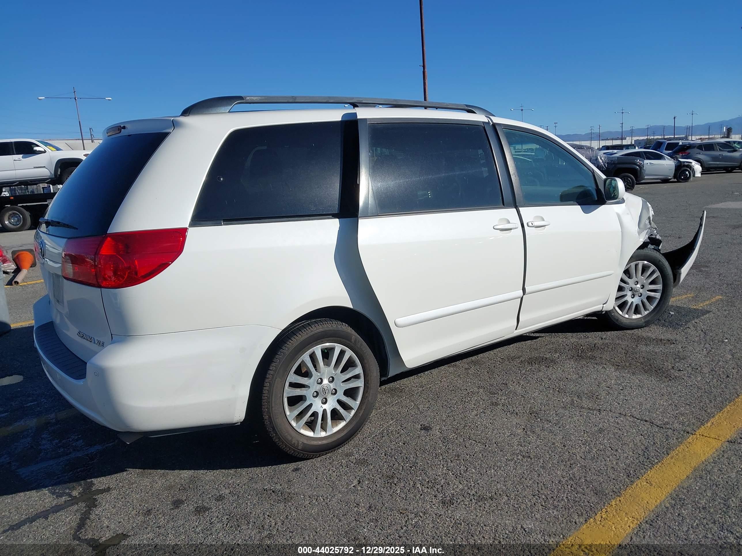 TOYOTA SIENNA image 4