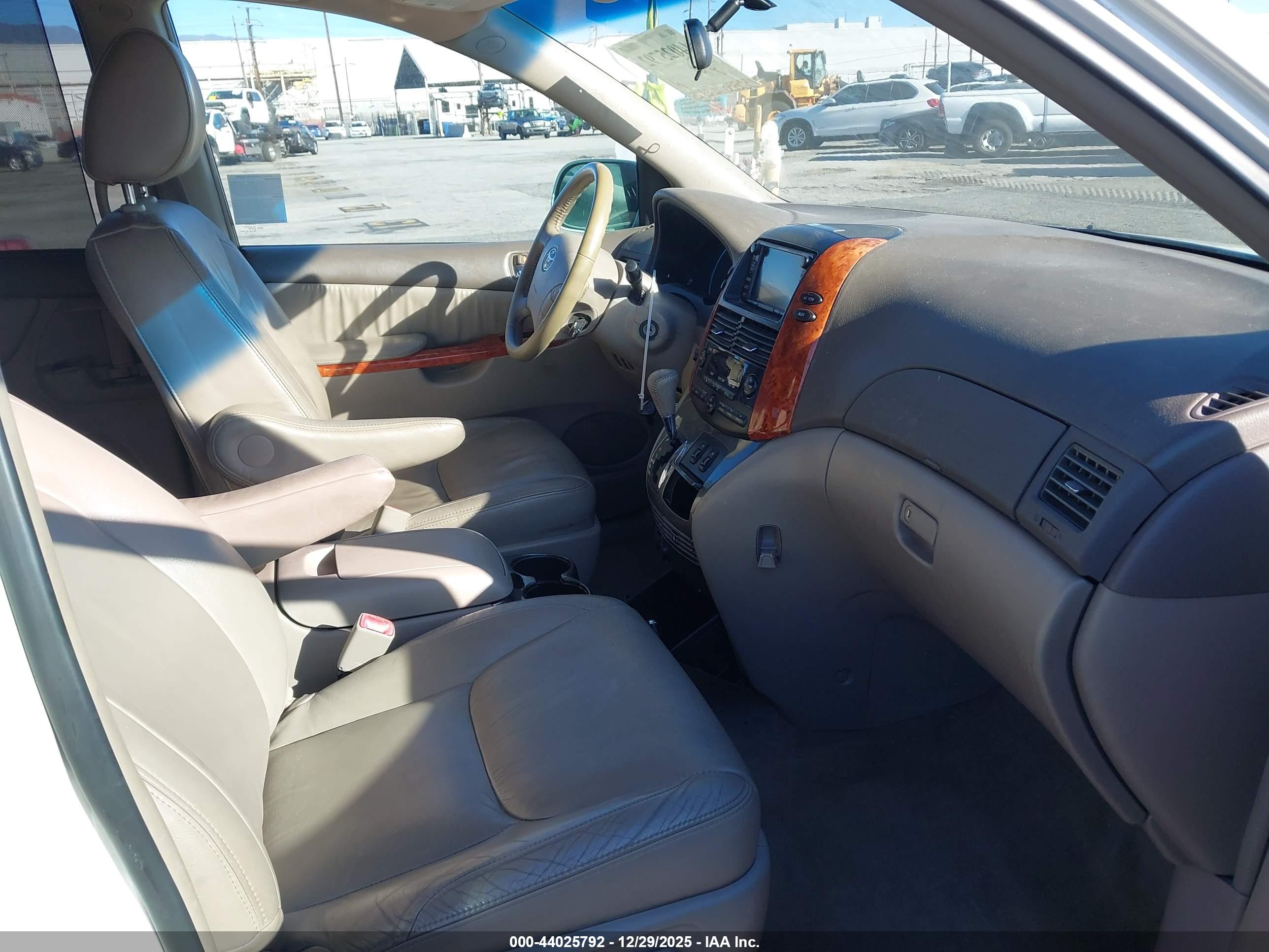 TOYOTA SIENNA image 5