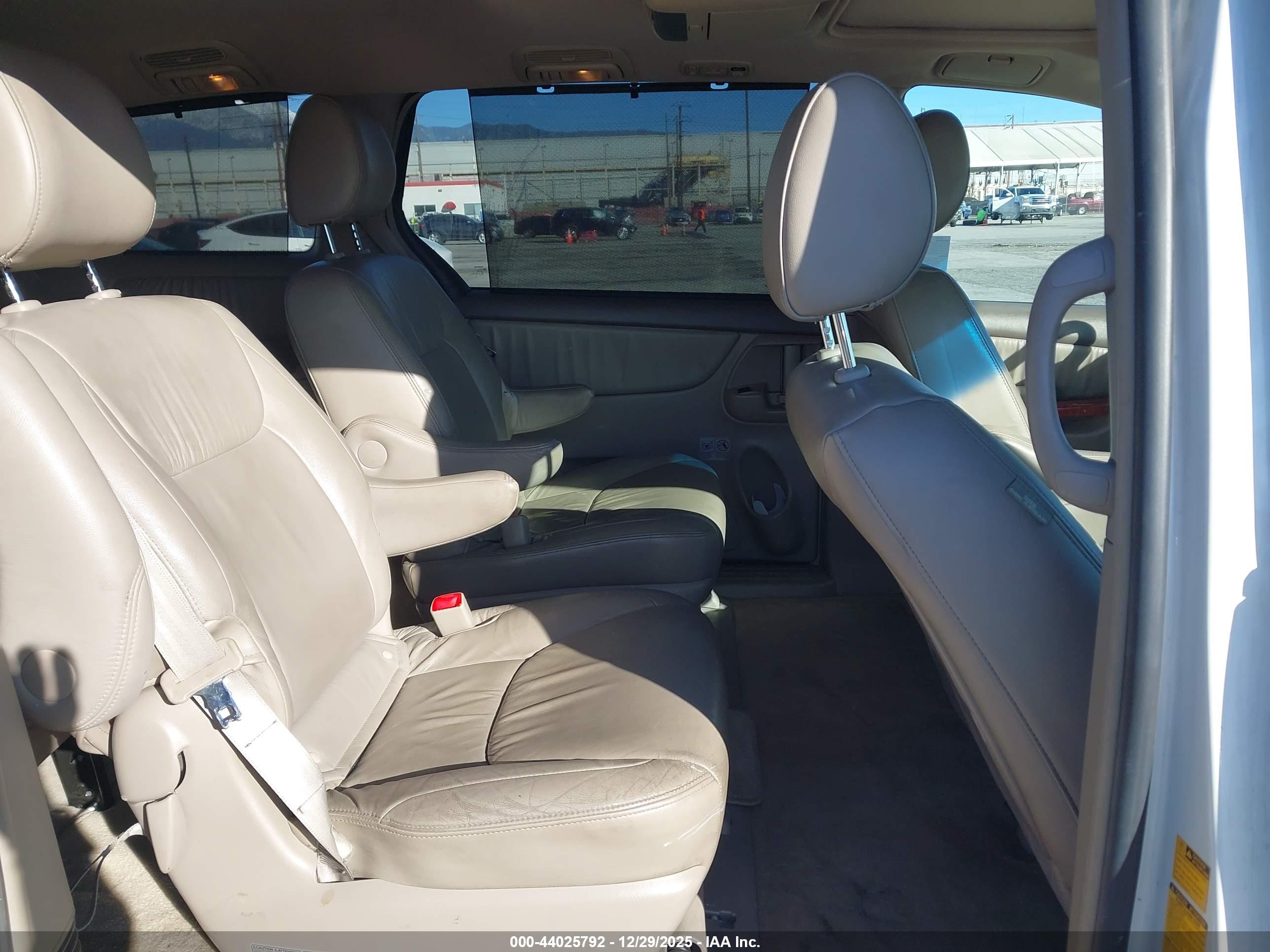 TOYOTA SIENNA image 8