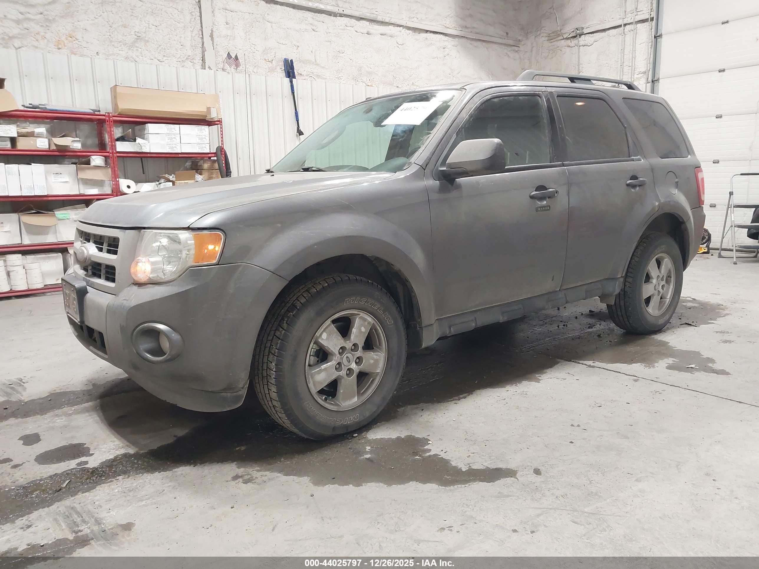 FORD ESCAPE image 2