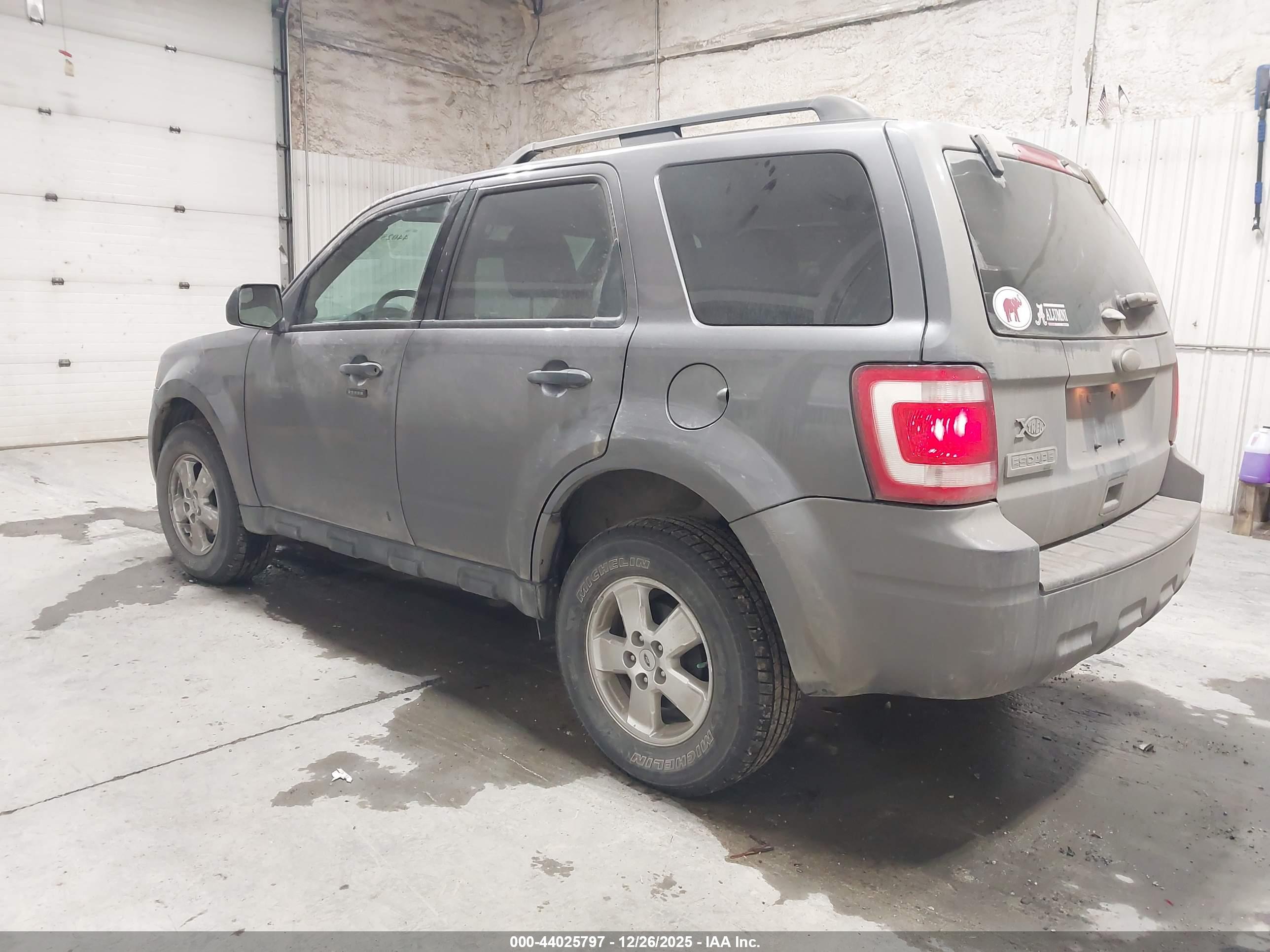 FORD ESCAPE image 3