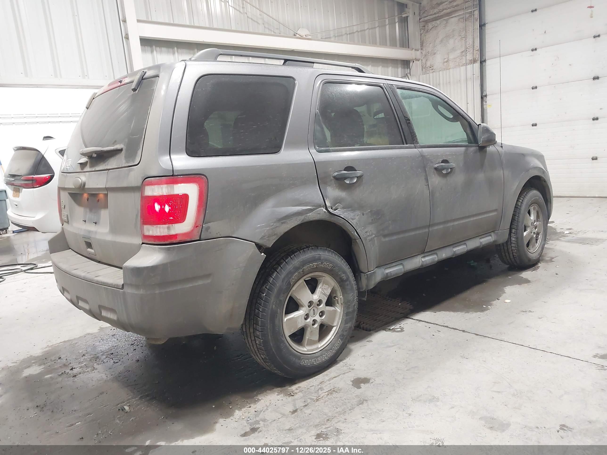 FORD ESCAPE image 4