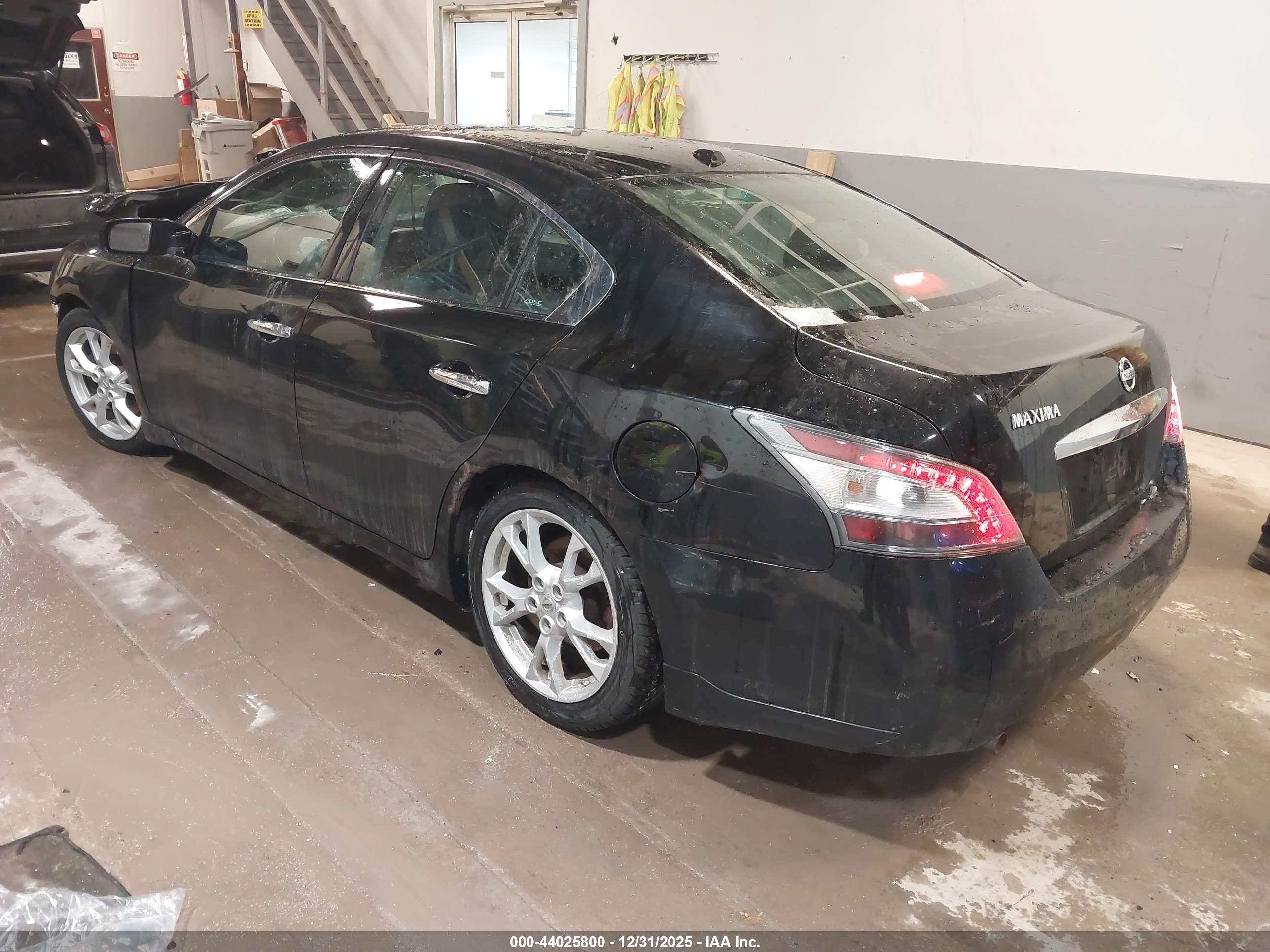 NISSAN MAXIMA image 3