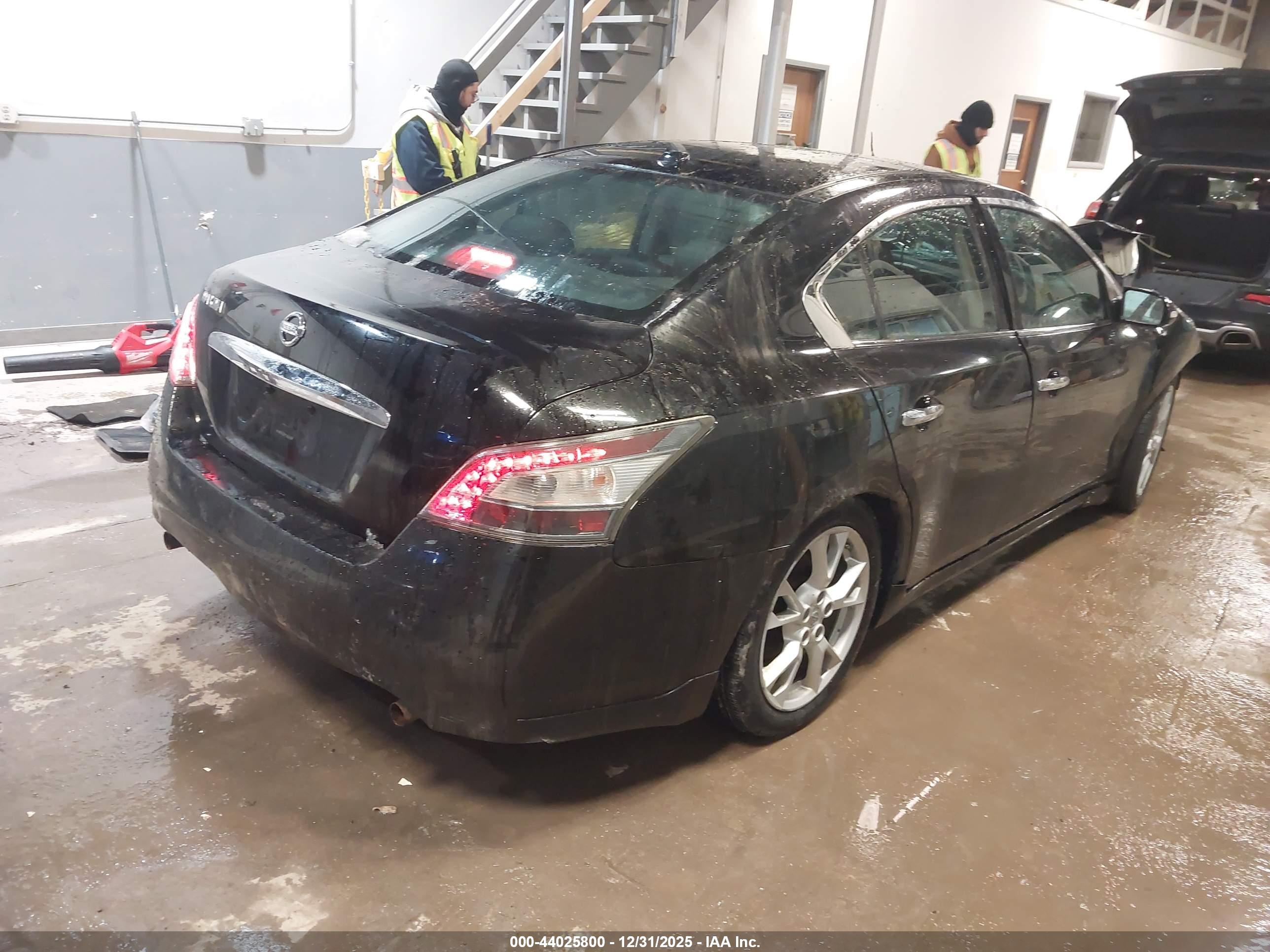 NISSAN MAXIMA image 4
