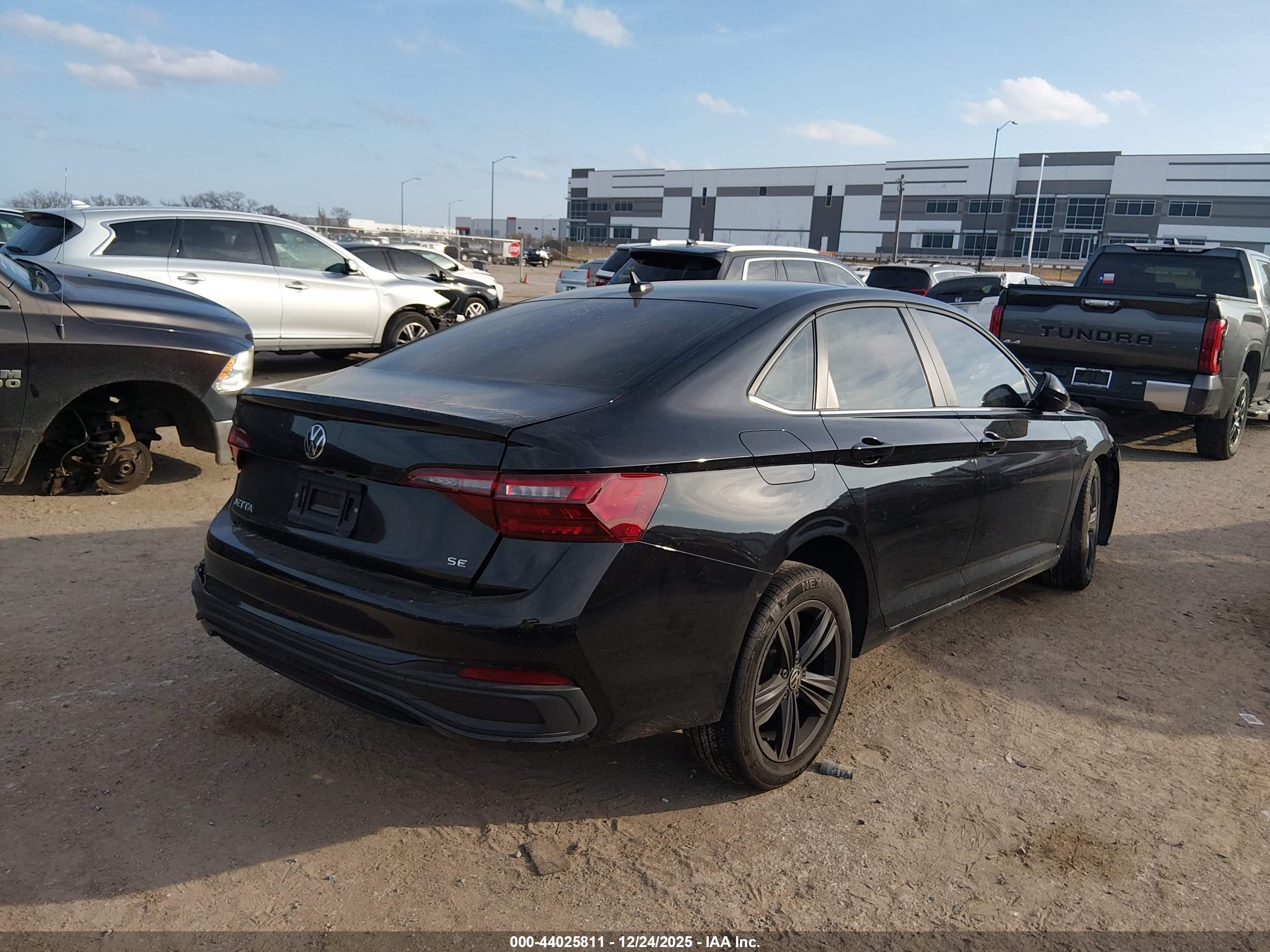VOLKSWAGEN JETTA image 4