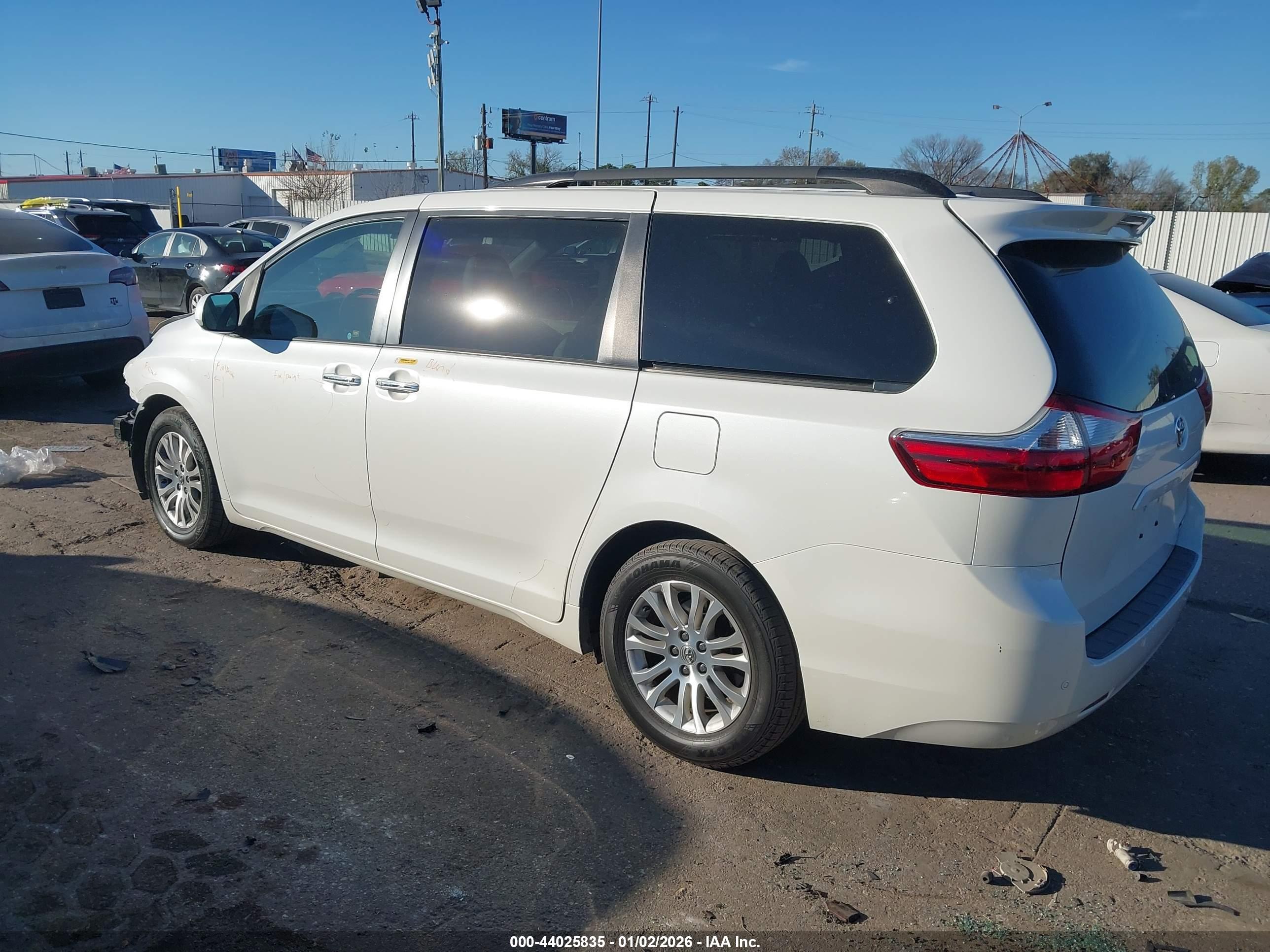 TOYOTA SIENNA image 3