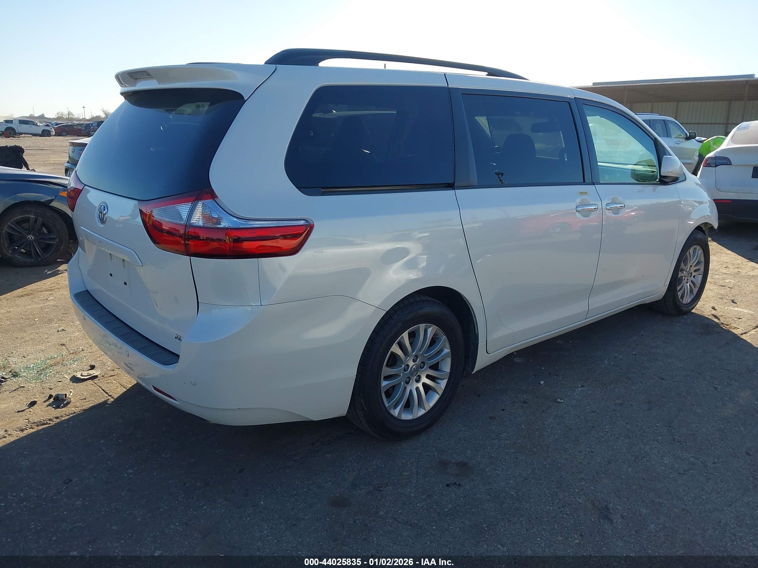 TOYOTA SIENNA image 4