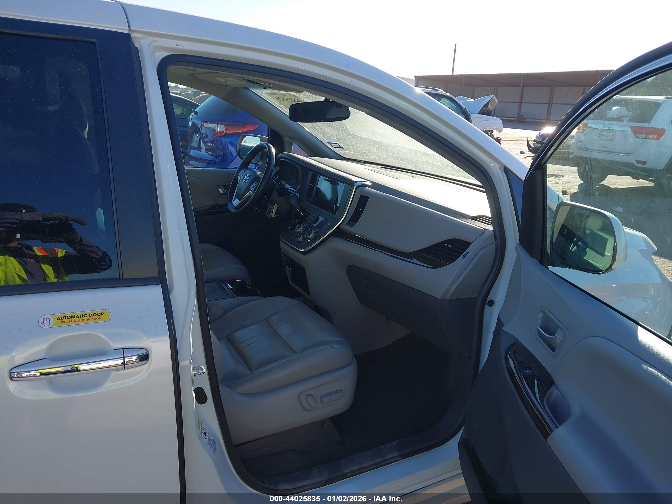 TOYOTA SIENNA image 5