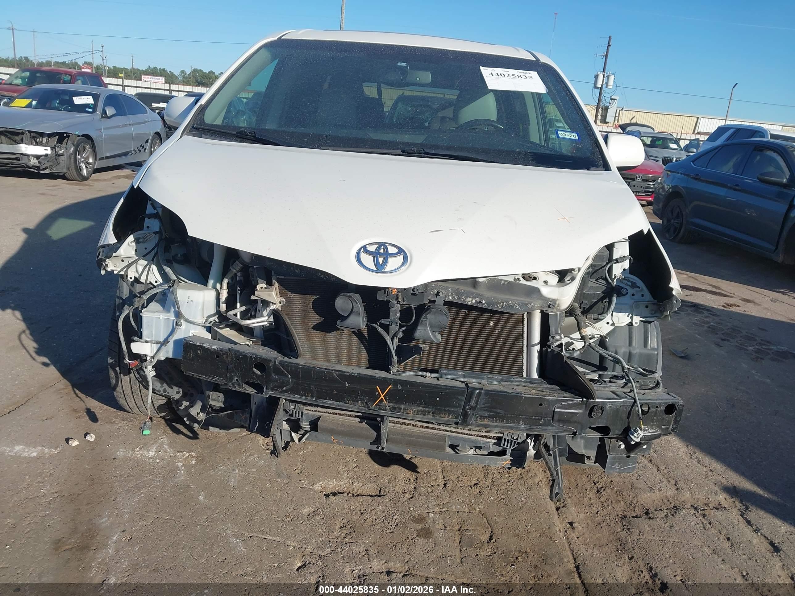 TOYOTA SIENNA image 6