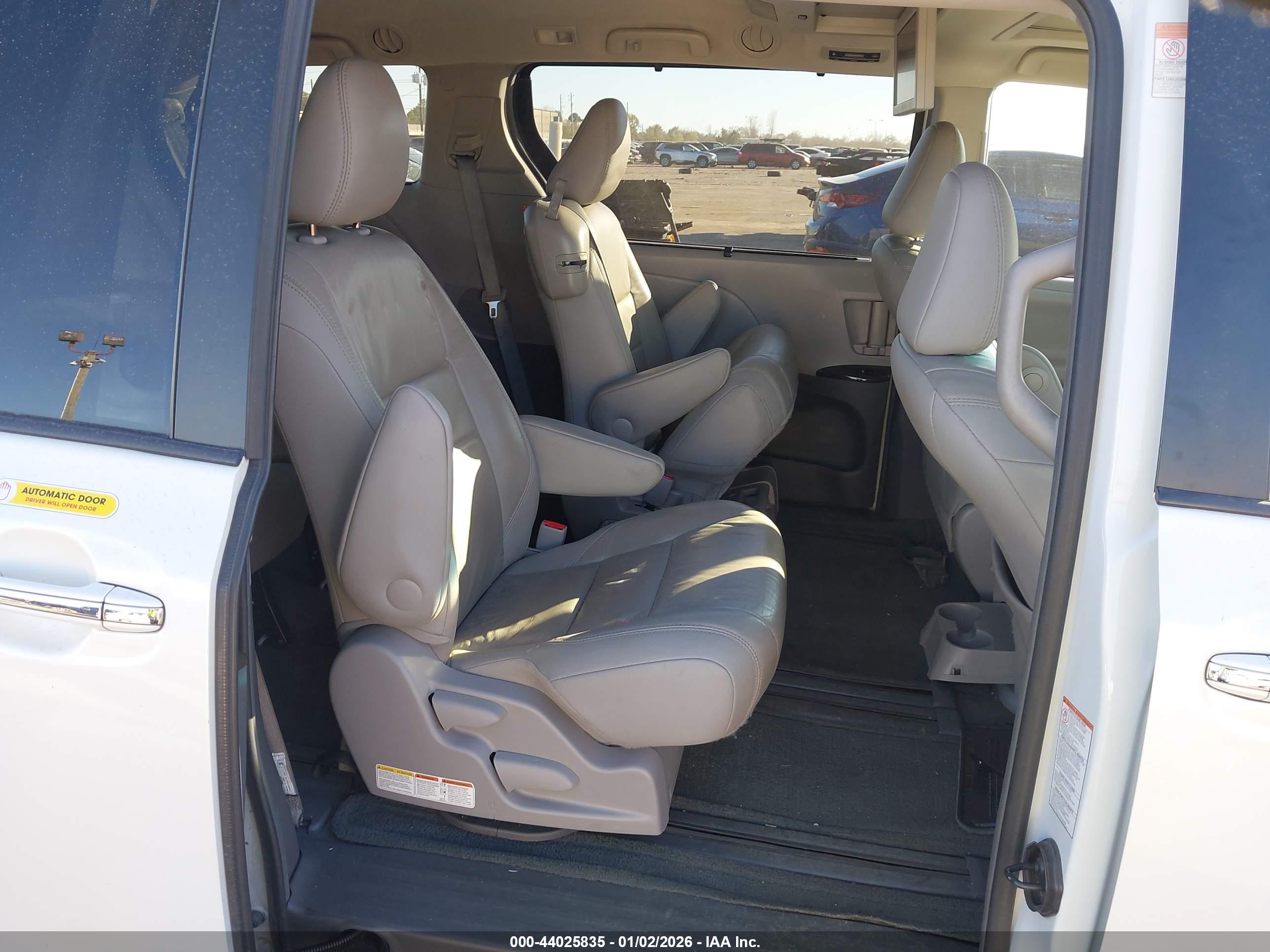 TOYOTA SIENNA image 8