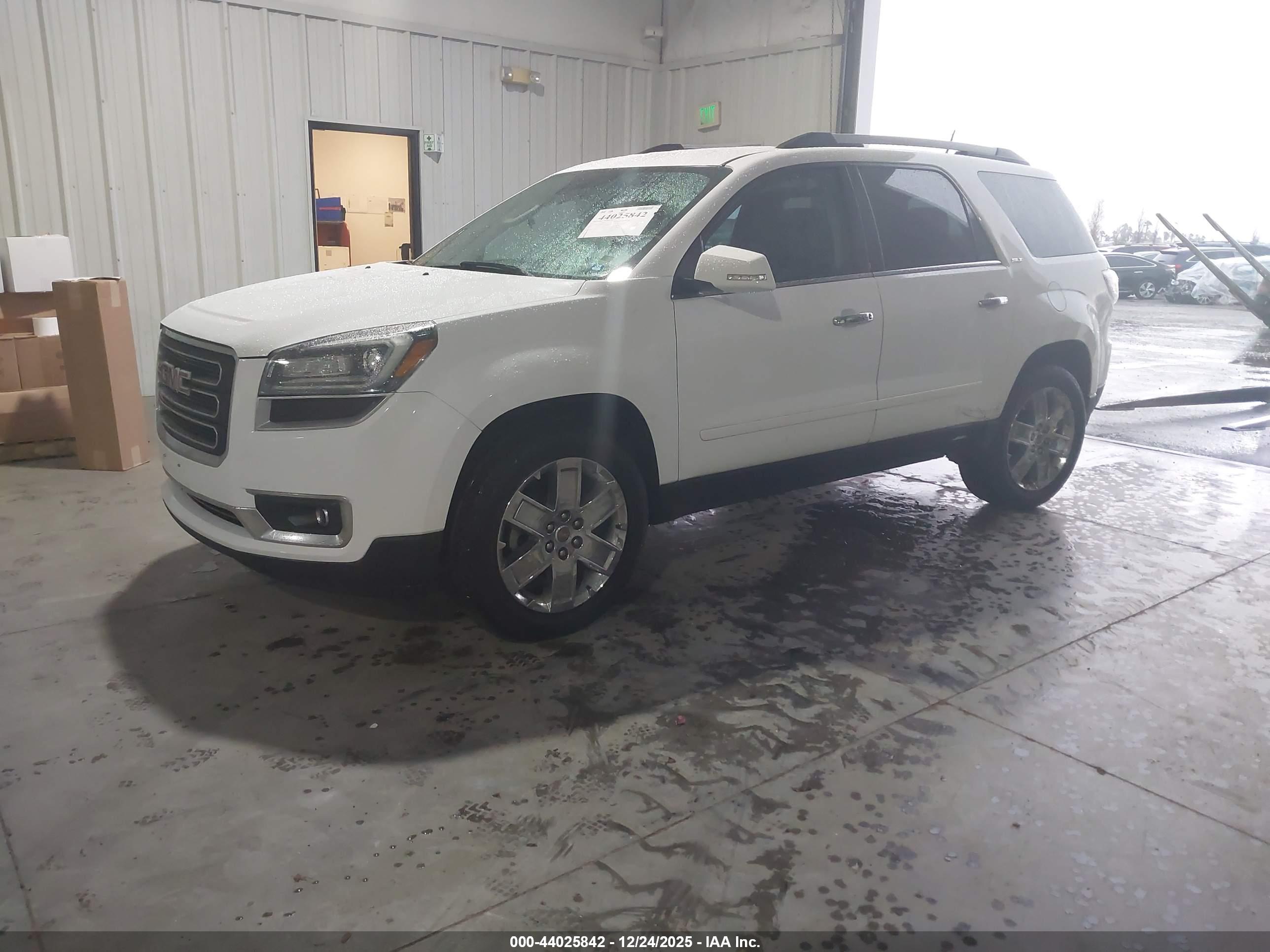 GMC ACADIA image 2
