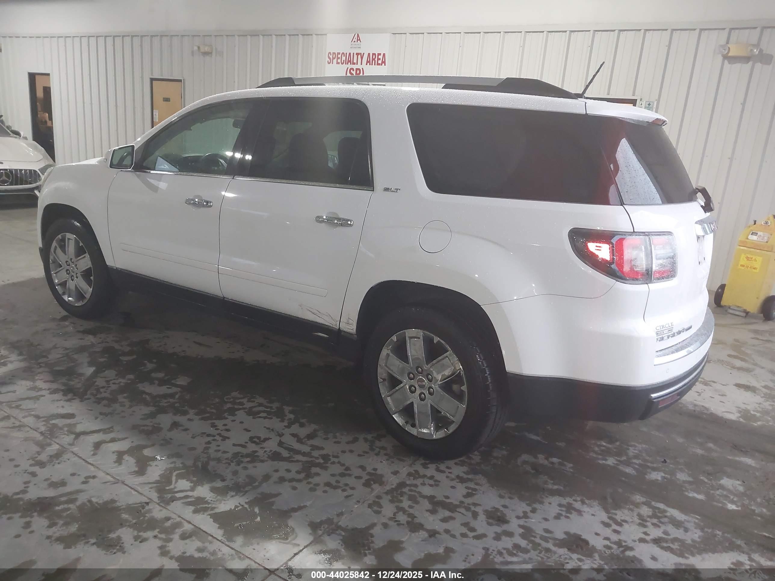 GMC ACADIA image 3