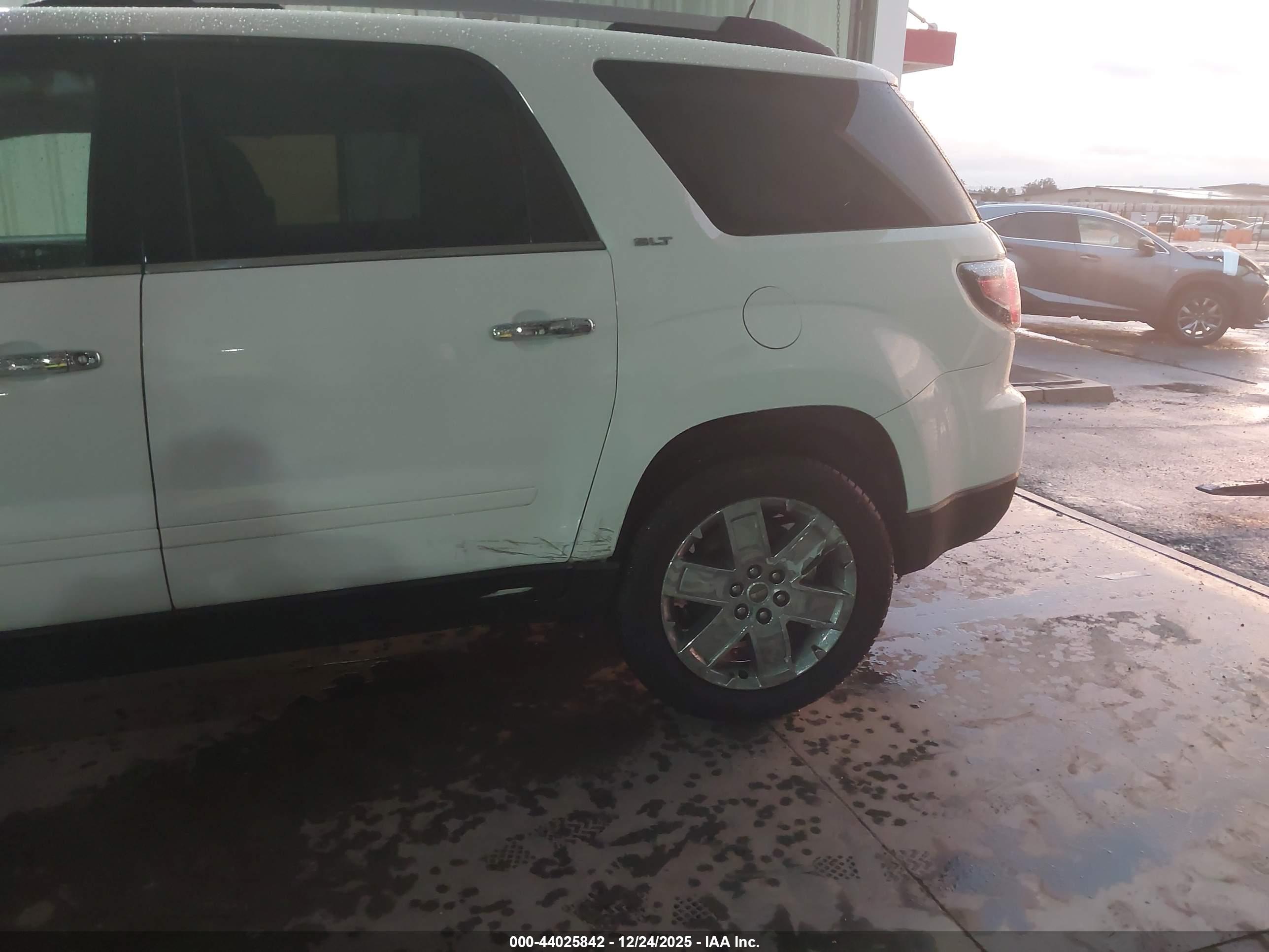 GMC ACADIA image 6