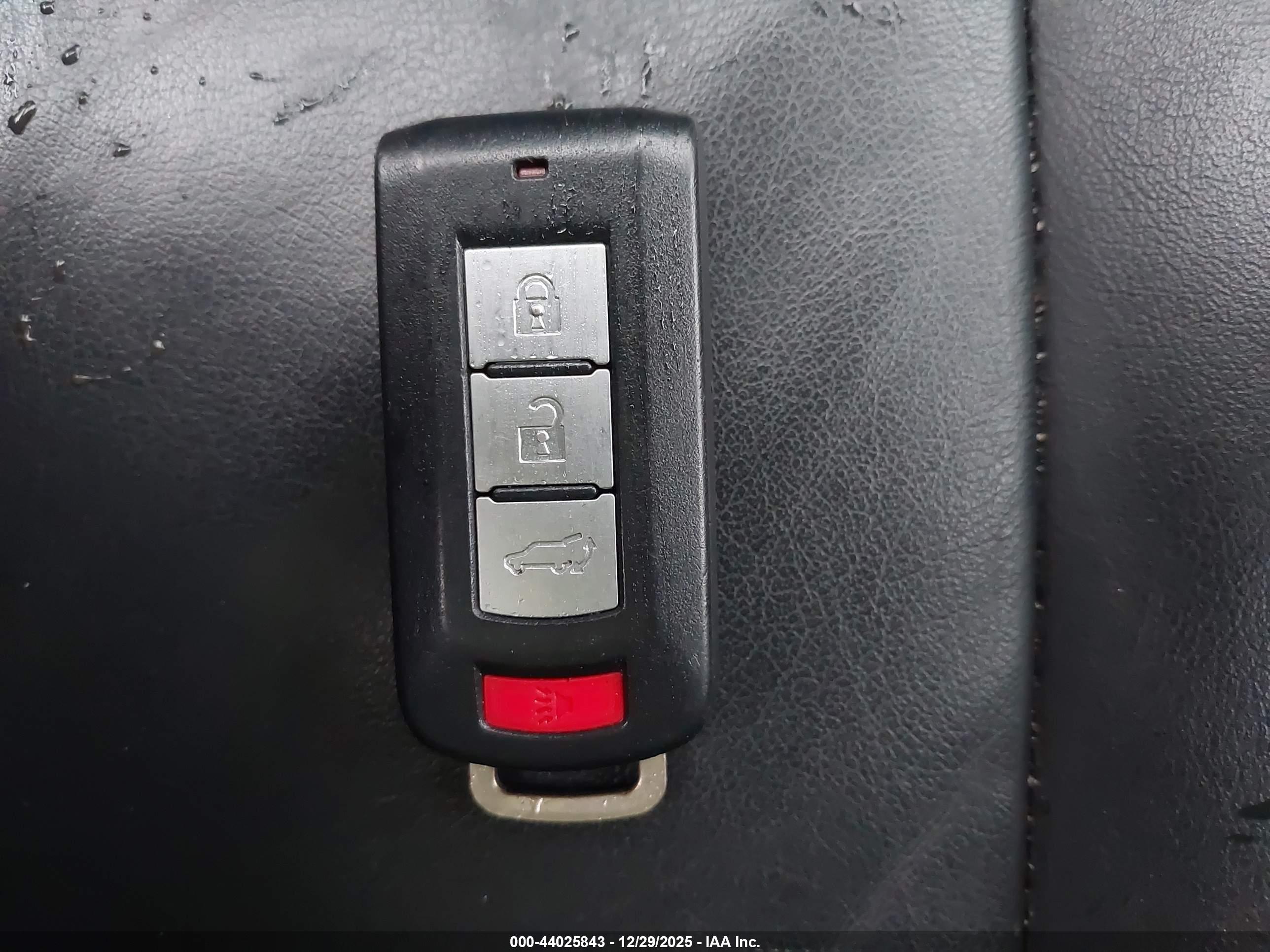 MITSUBISHI OUTLANDER image 11